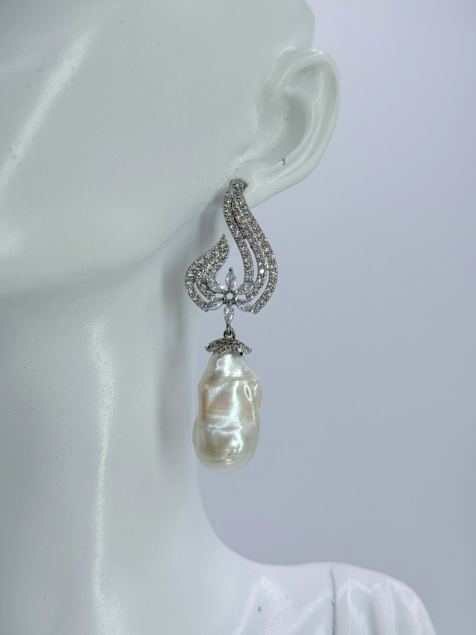 aros circones plata rodinada con perla barroca natural