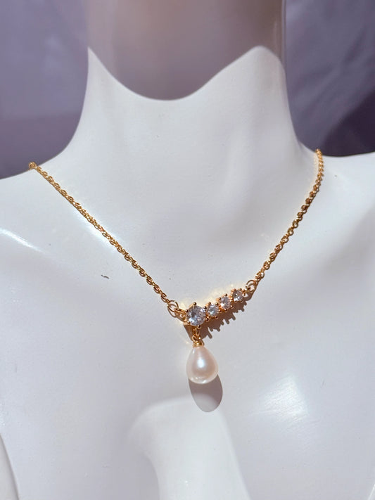 detalle collar perla natural lágrima con circones joyería femenina