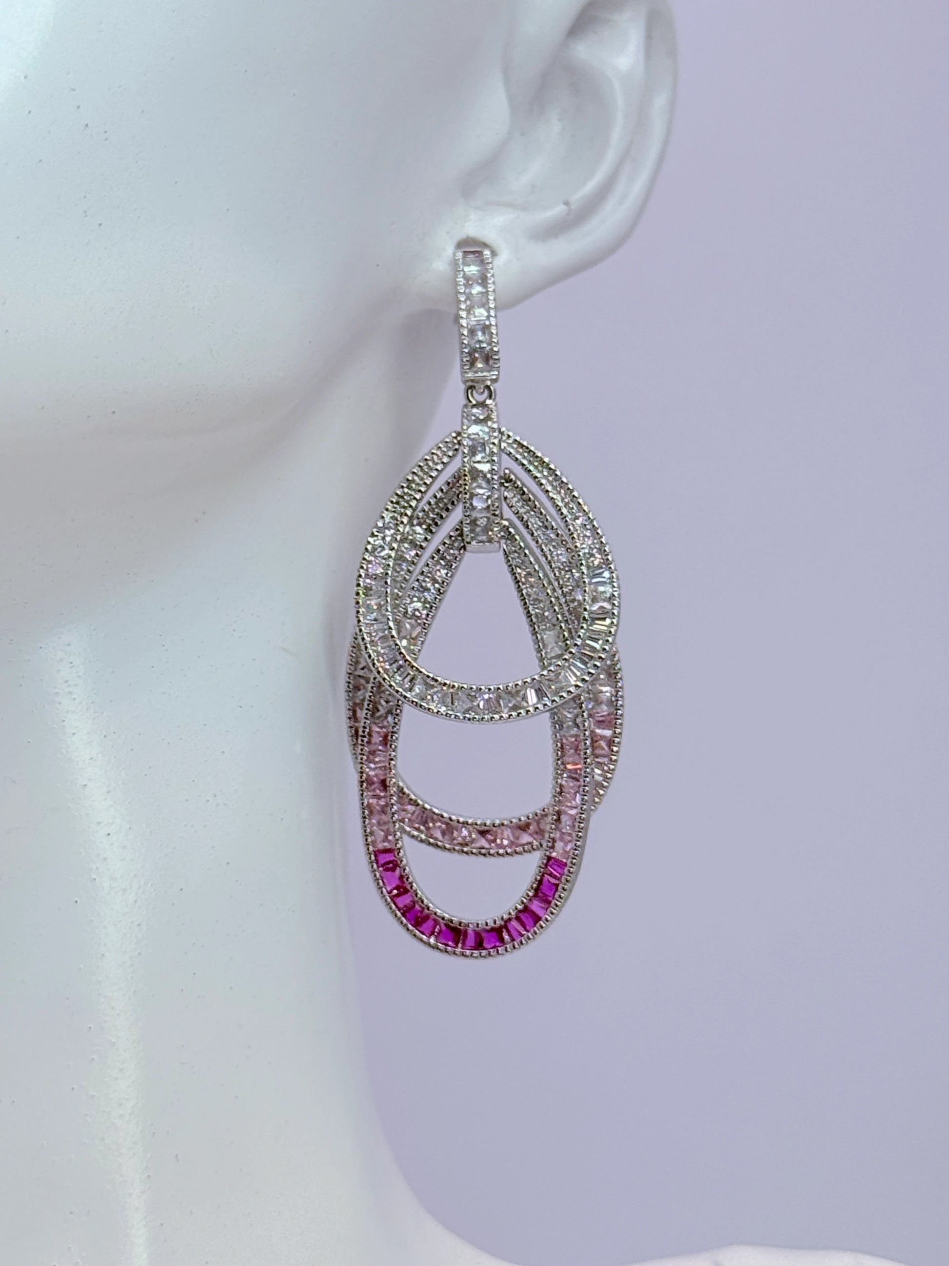 Aro circonitas degradé fucsia óvalos entrelazados puesto en oreja - La Merced Joyas
