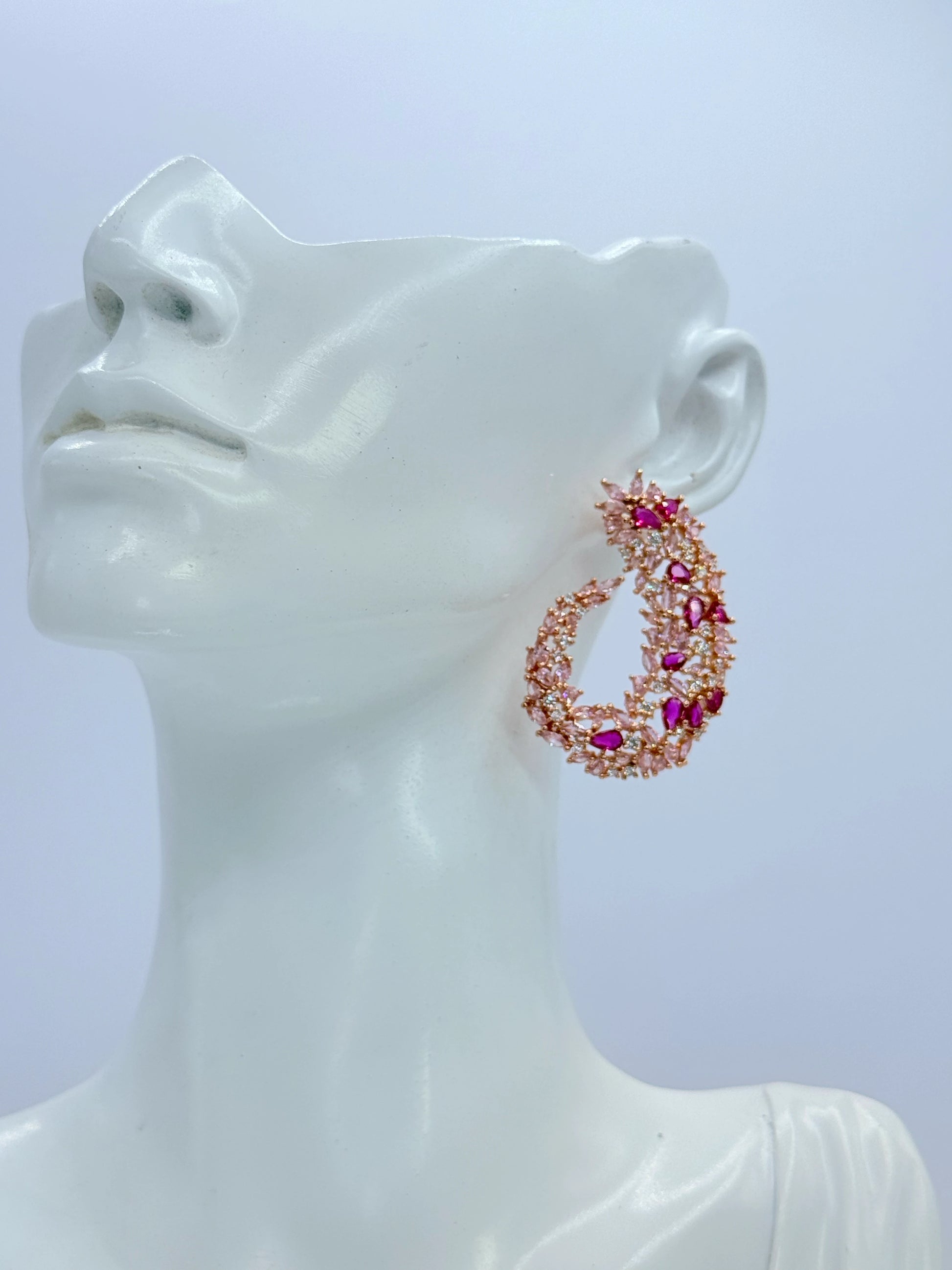 Detalle aro espiral floral fucsia y rosa baño oro rosado - joyería artesanal La Merced Joyas
