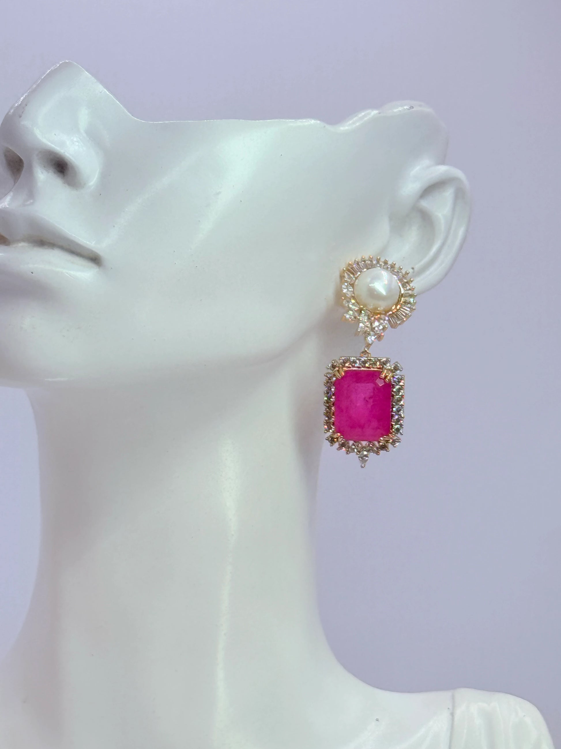Aro perla shell y colgante ágata fucsia puesto en oreja - joyería de autor La Merced Joyas
