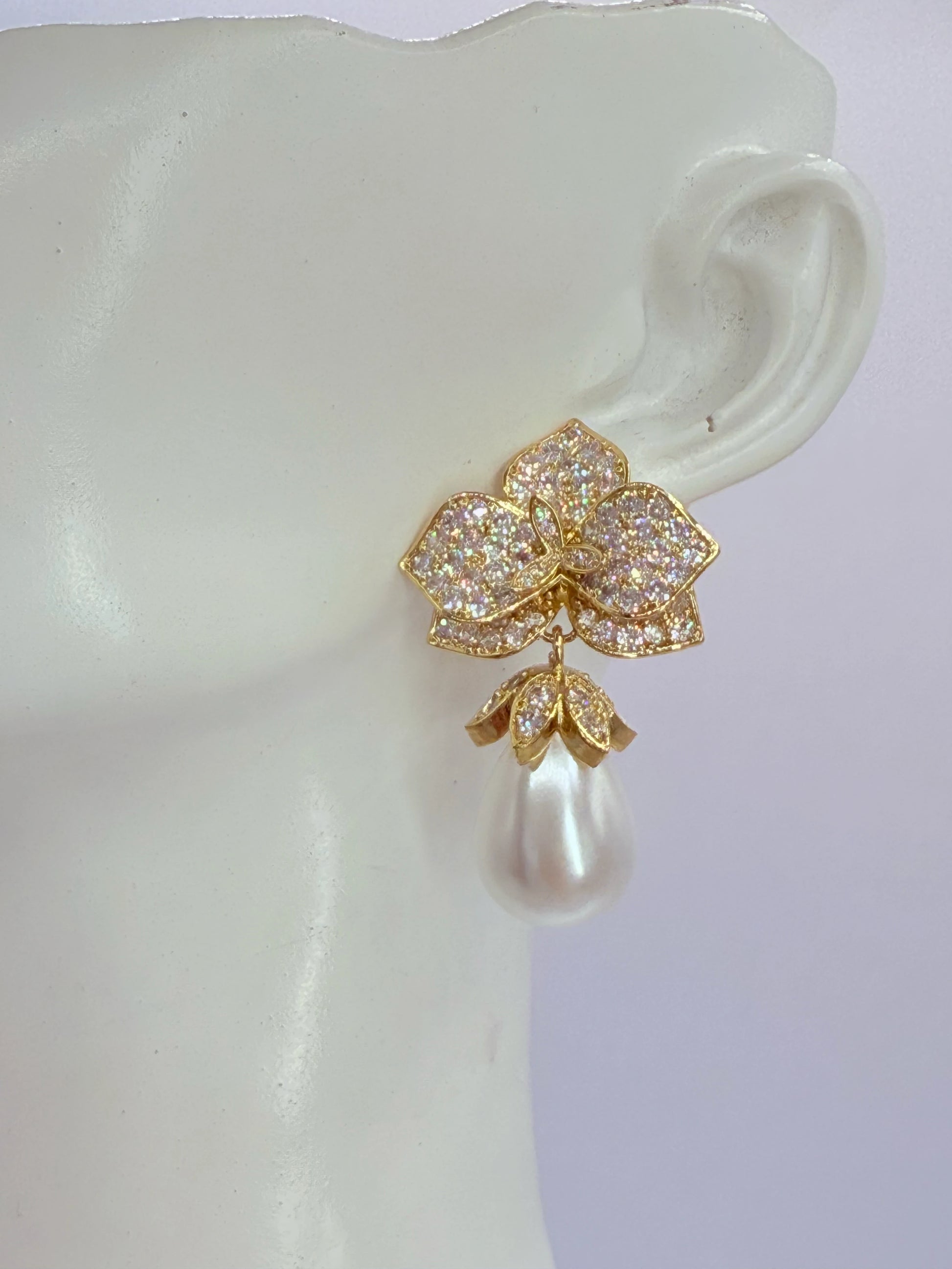 aros de fiesta con perla shell y circones La Merced 
