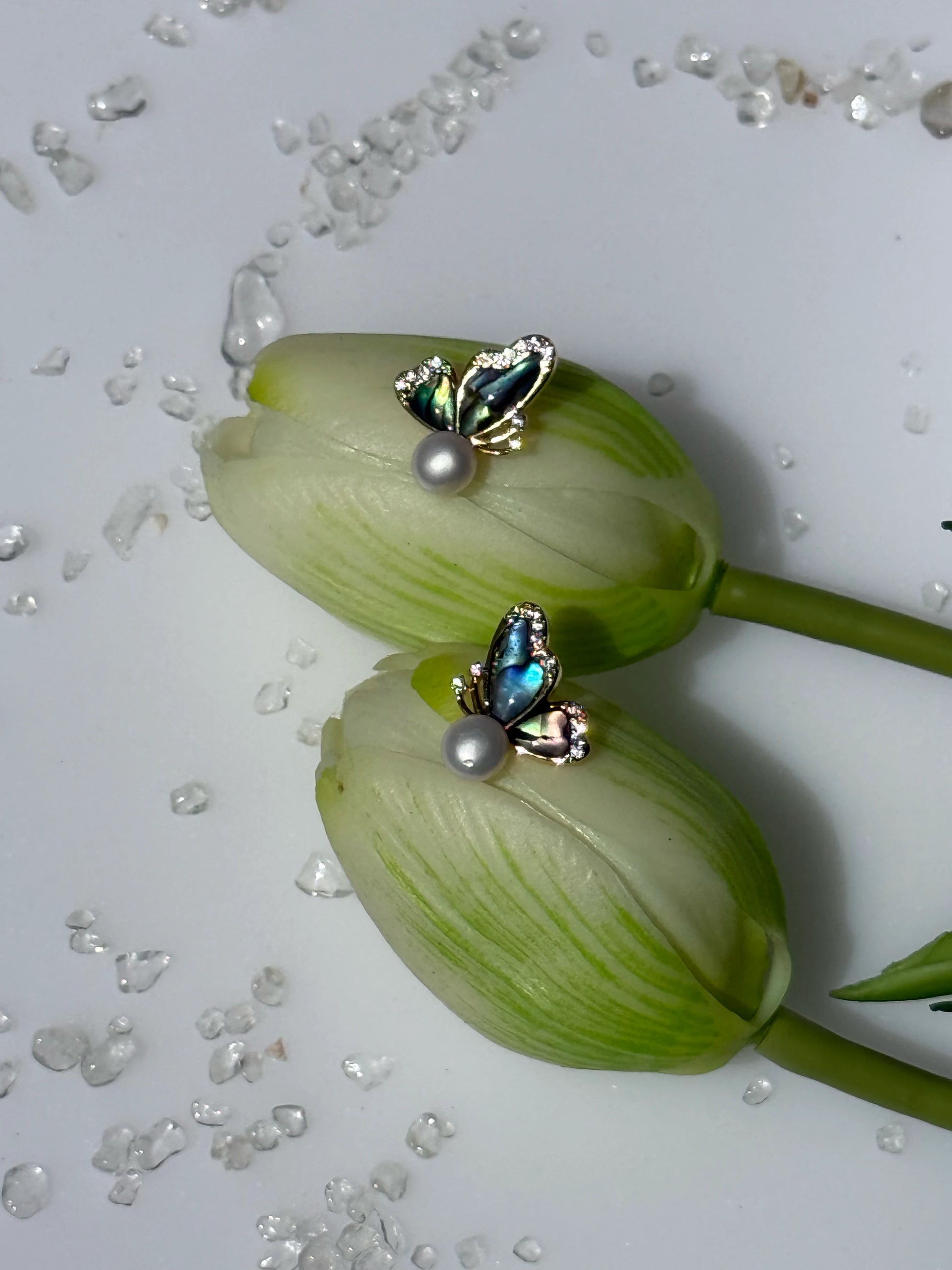 aros mariposa nacar iridiscente con perla natural joyas delicadas mujer