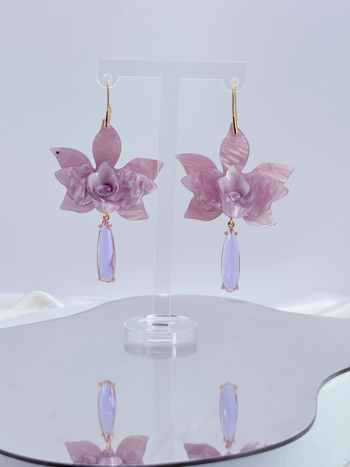 Aros flor de acrílico lila con gota de cristal y baño de oro