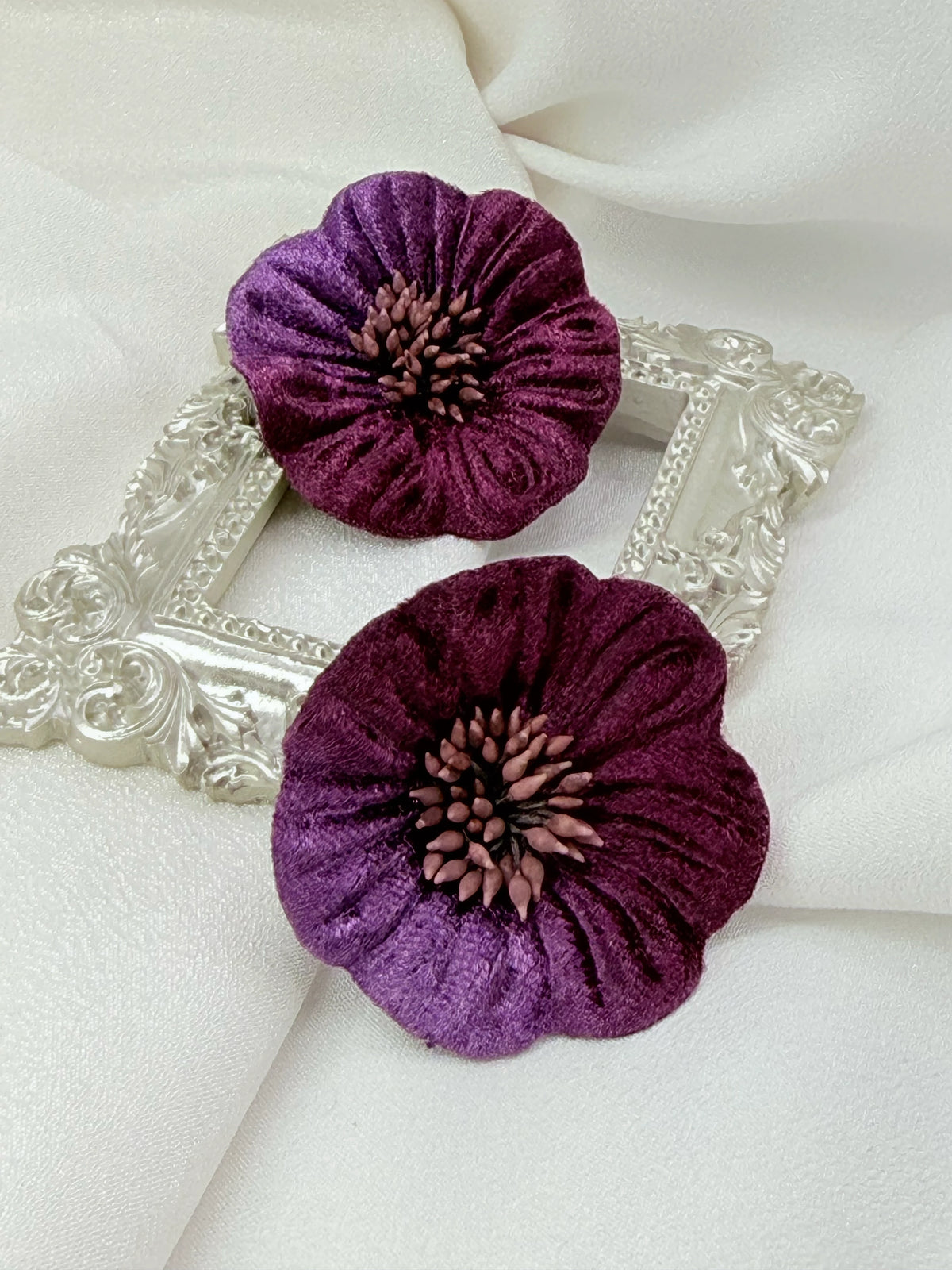 Aros maxi flor de terciopelo degradé violeta, grandes y livianos