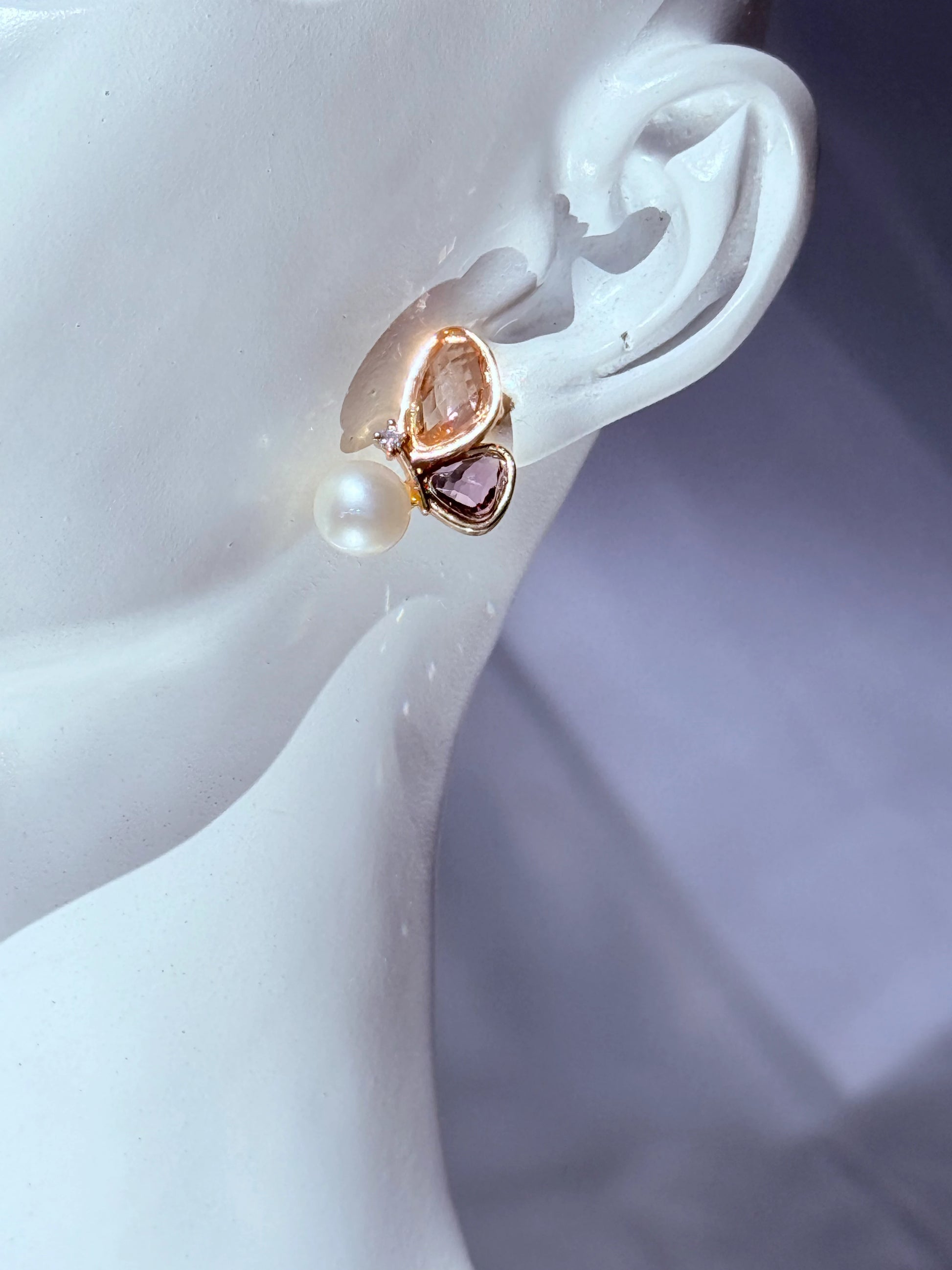 aros mariposa con perla natural puestos en oreja joyas delicadas mujer