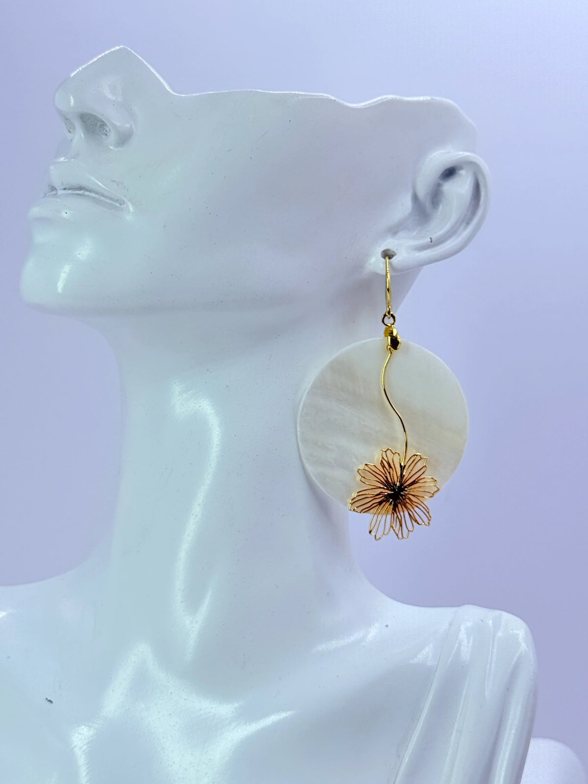 Aros disco de nácar con flor calada dorada