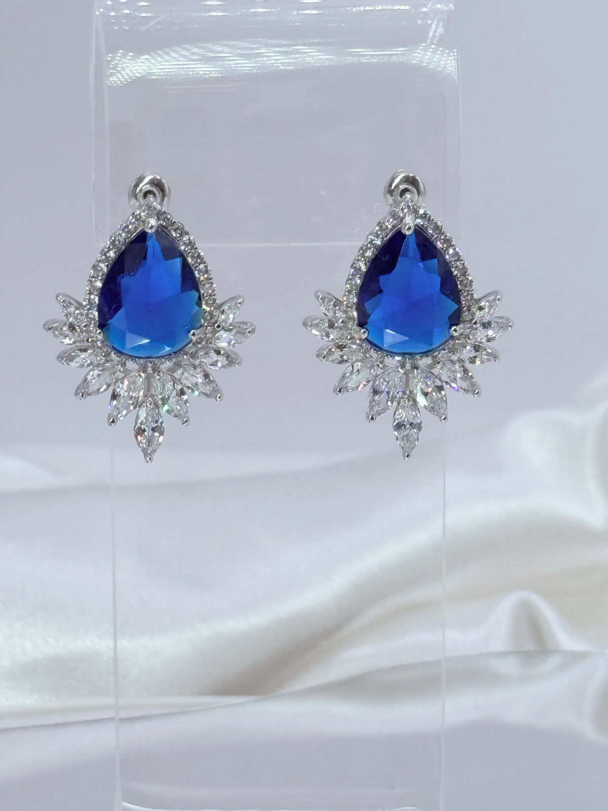 Aros de circón gran gota de color con halo de circones traslúcidos