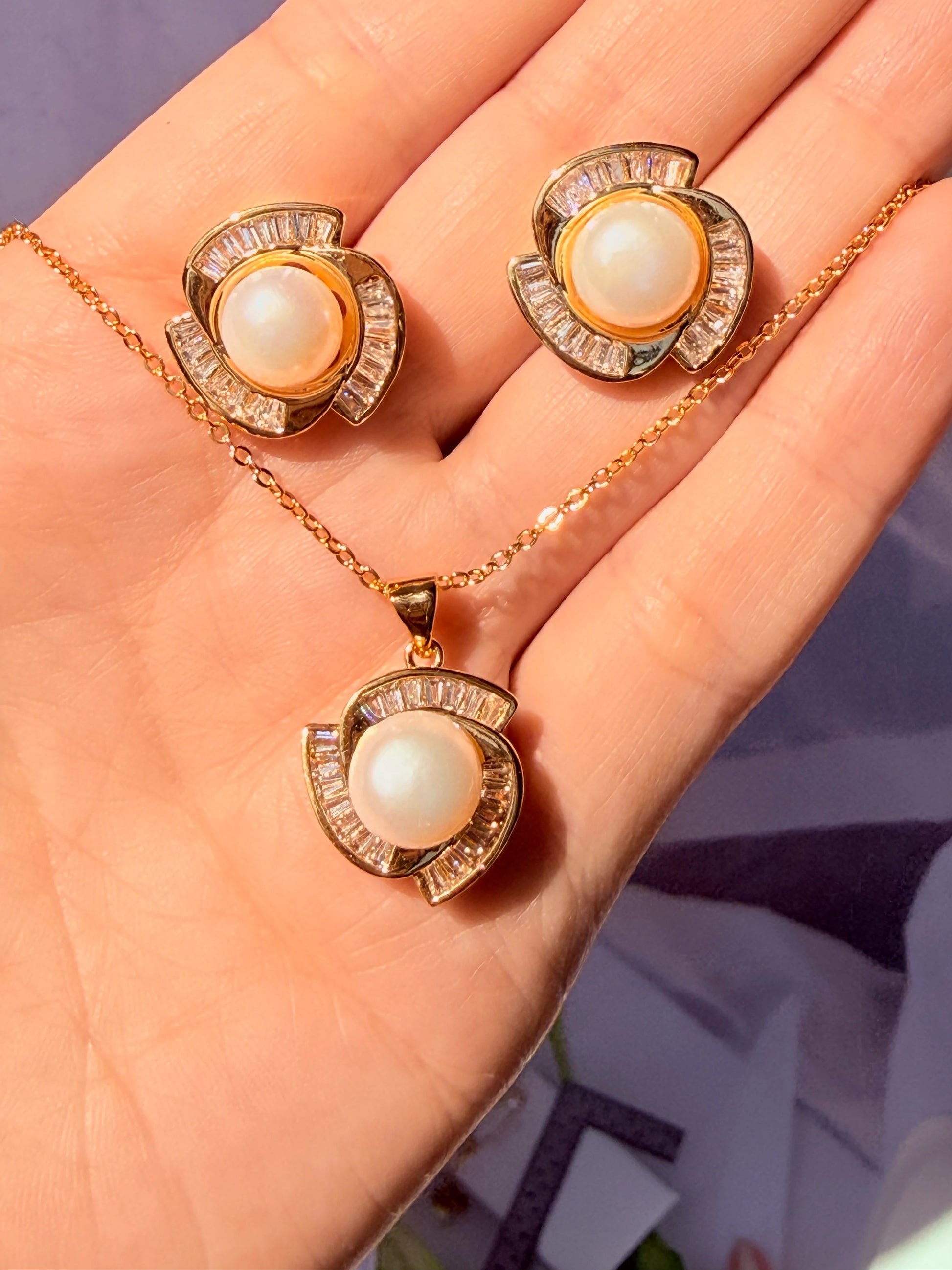 conjunto de joyería con perla natural y circones sobre fondo blanco La Merced Joyas