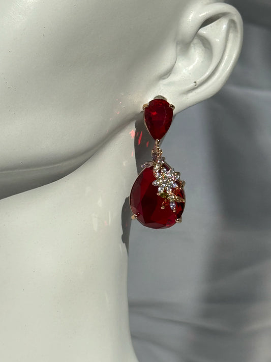Aros Cristal Rojo Rubí con Detalle de Circones de Colores Bañado en Oro 18K