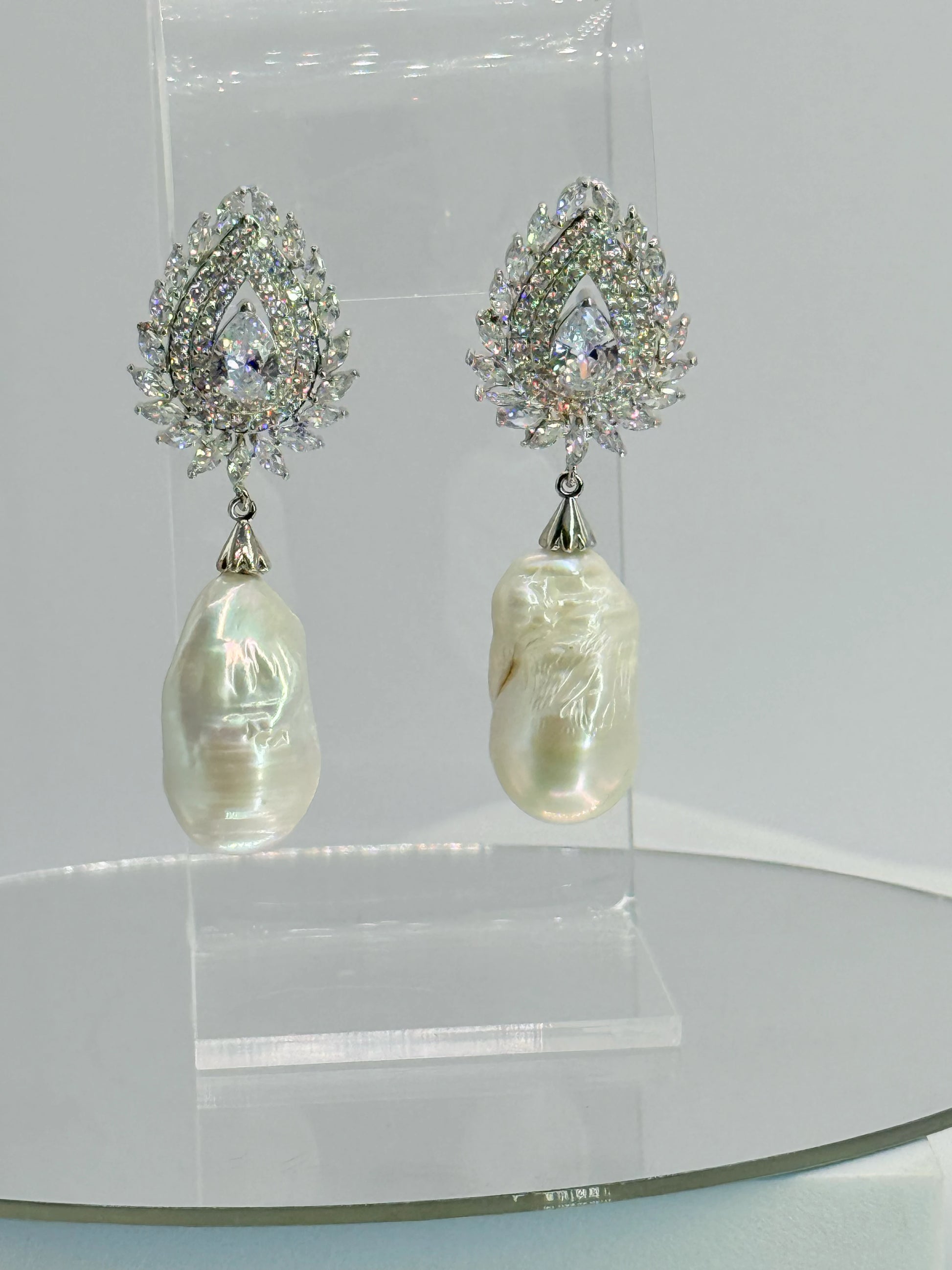 Aros de perlas barrocas naturales y circones color plata 