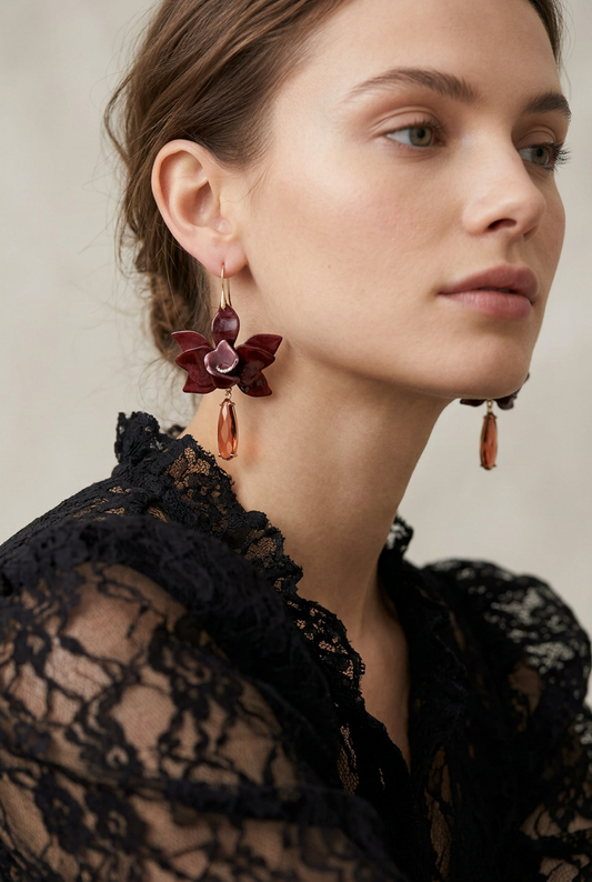 Aros flor de acrílico color vino con gota de cristal y baño de oro