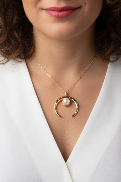 collar baño de oro 18k con perla natural diseño media luna joya elegante ideal regalo día de la madre