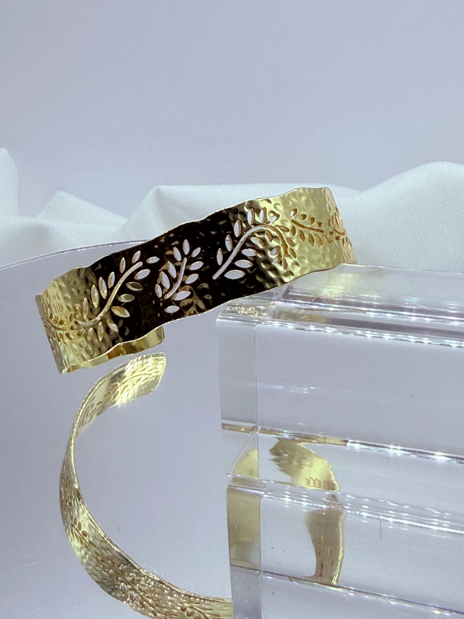 sta pulsera botánica bañada en oro 18K es perfecta para mujeres que buscan una joya elegante, artesanal y con inspiración natural única.