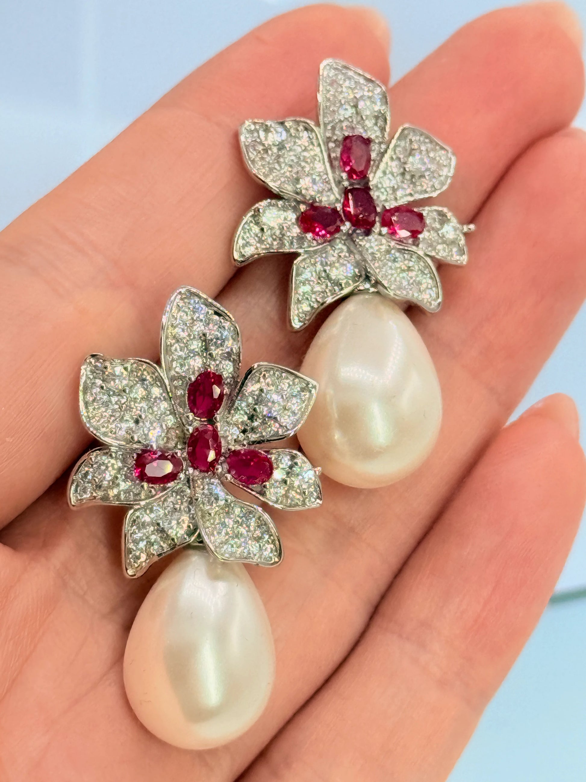 aros elegantes flor con circones fucsia y perla shell