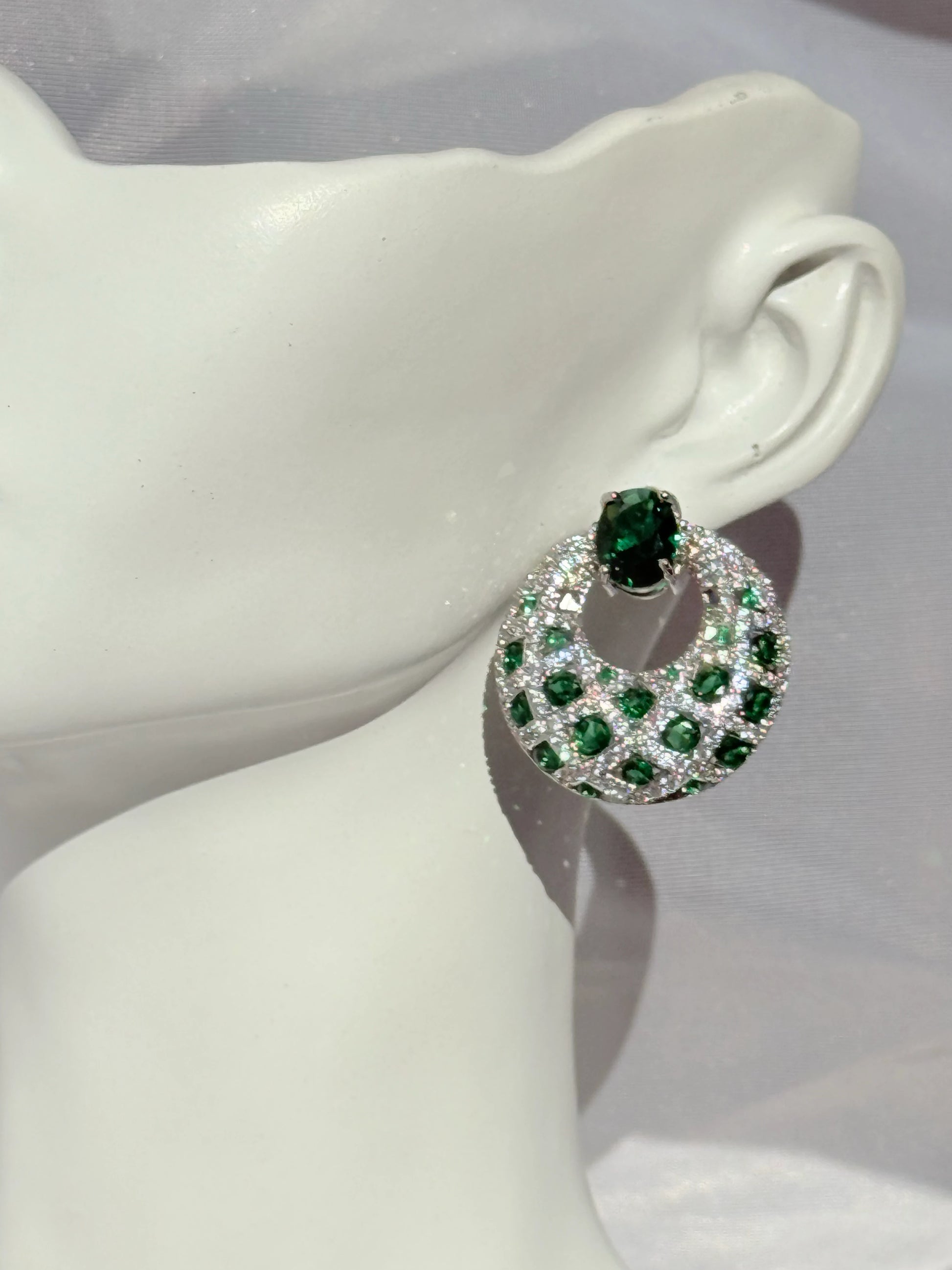Aros circones verde esmeralda   y traslúcidos plata 925 bañado en rodio puesto en modelo  
