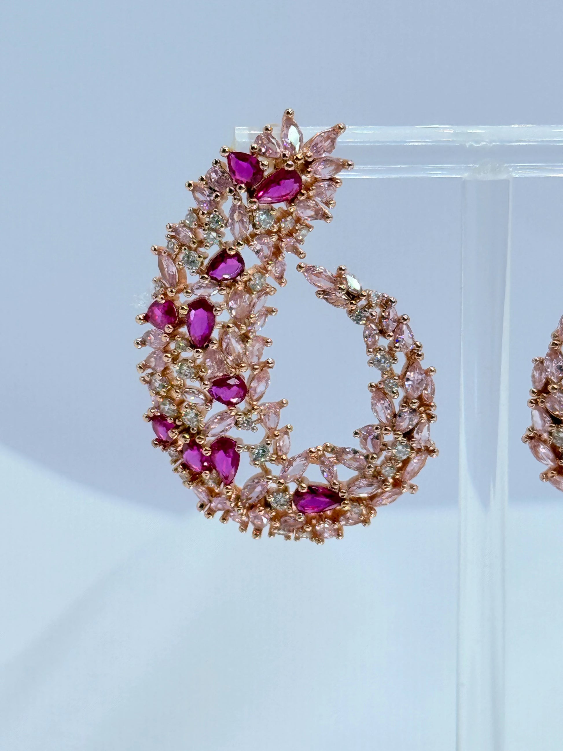 Aros espiral floral fucsia rosa circonitas oro rosado rose gold - La Merced Joyas

