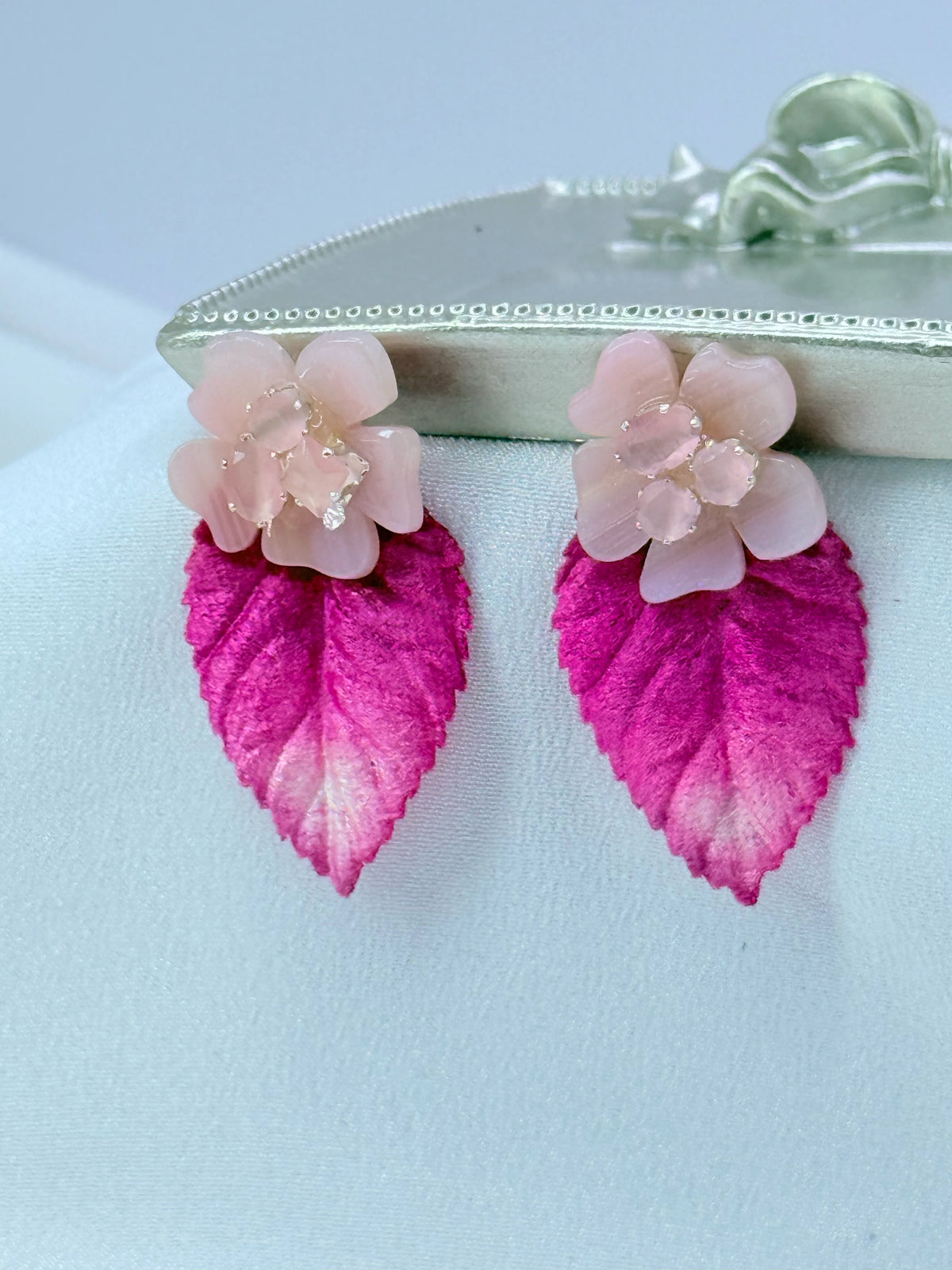 Aros mini hoja de terciopelo fucsia con flor de nácar
