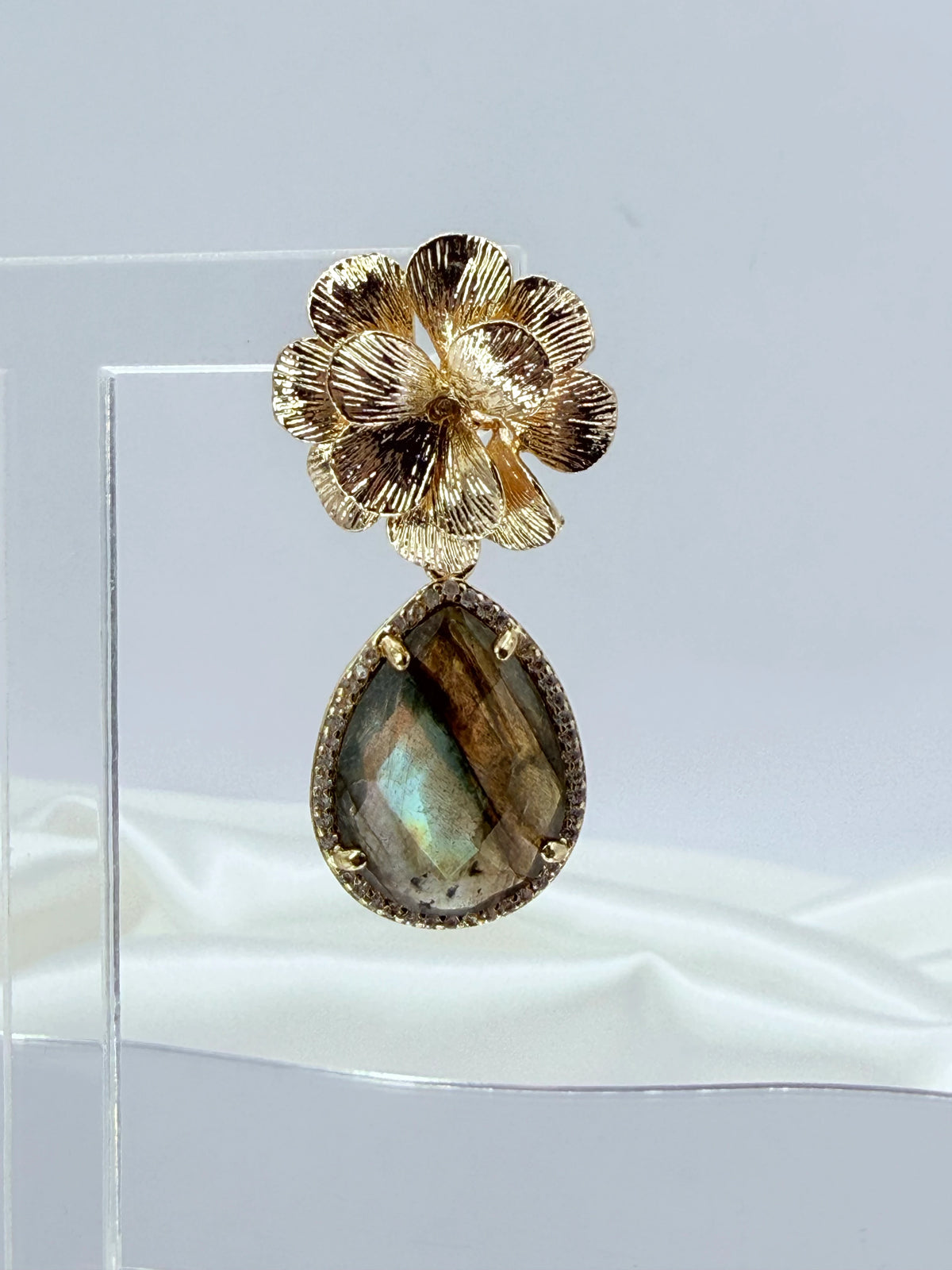 Aros flor dorada con labradorita natural y circones