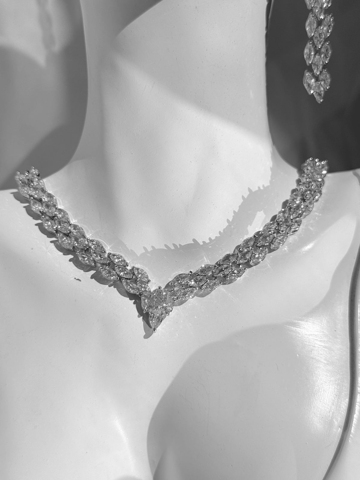 collar circones diseño hojas en V puesto en maniquí