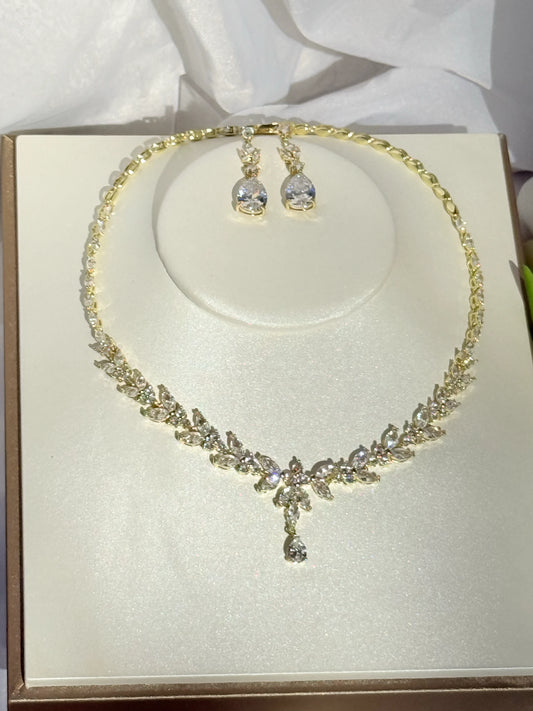 Conjunto de Collar y Aros Bañados en Oro 18K - Magnolia