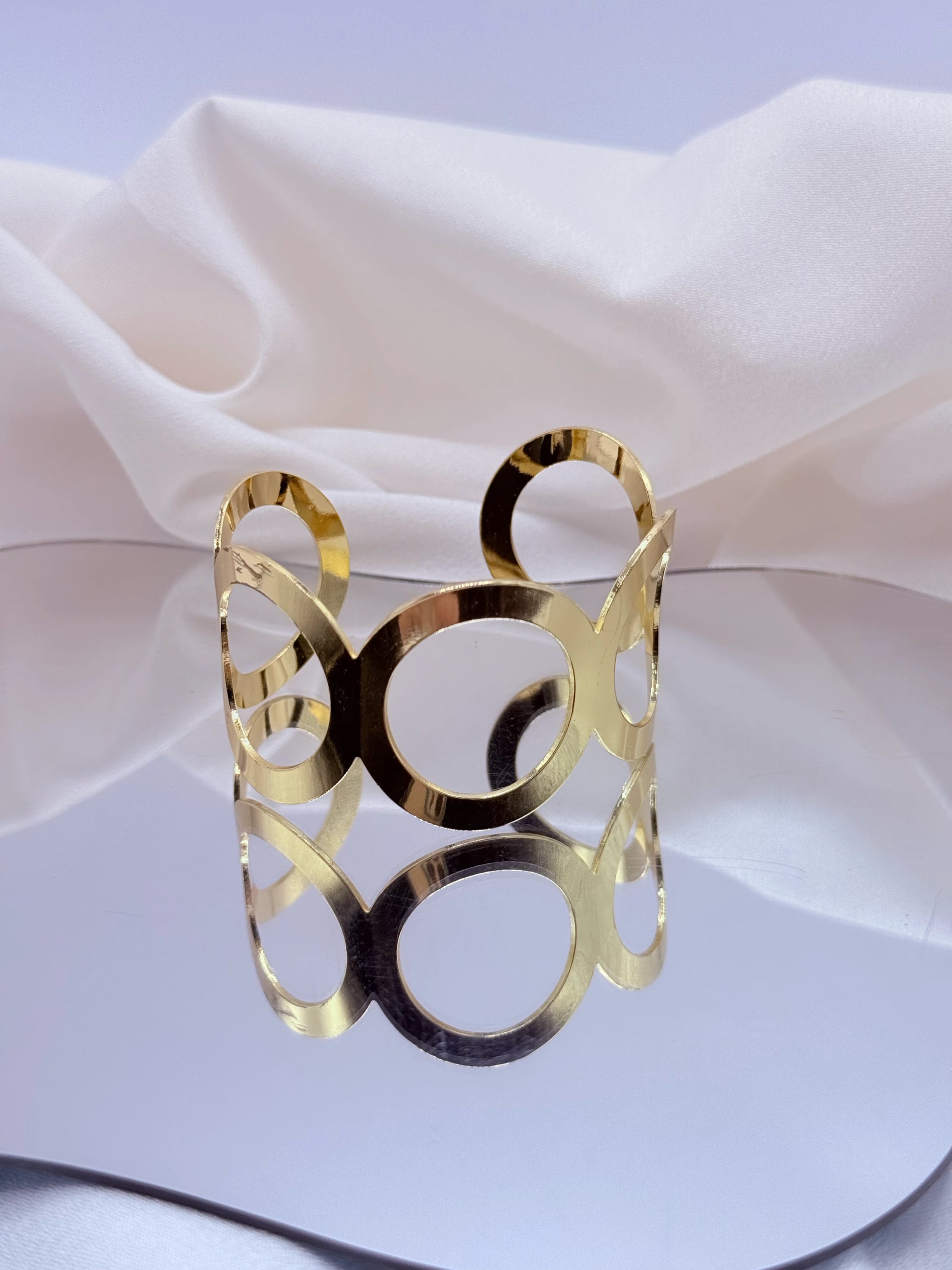 Pulsera geométrica bañada en oro 18K con diseño circular contemporáneo