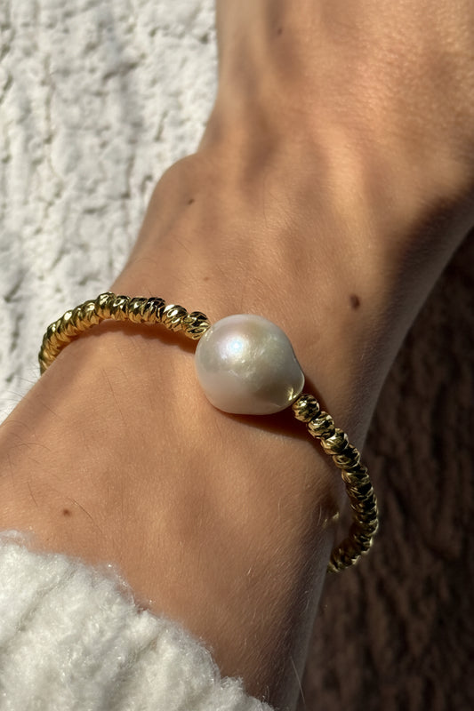 Pulsera de Perla barroca natural y mostacillas bañadas en oro 18K