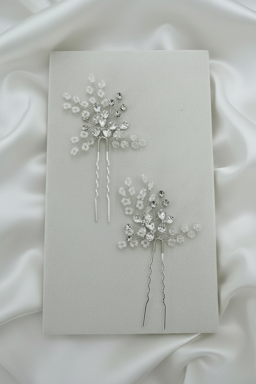 Set de dos pins de novia estilo romantico en color plata y blanco 