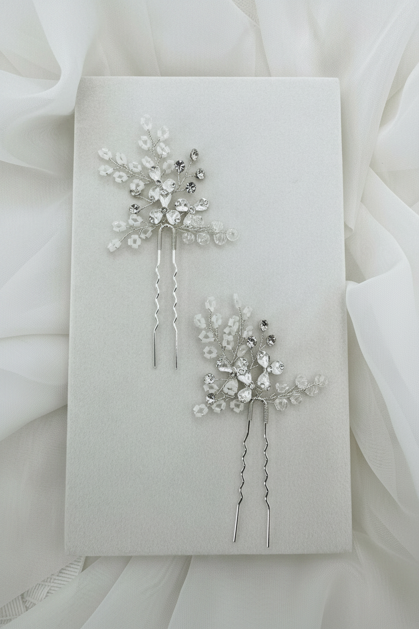 Set de dos pins de novia estilo romantico en color plata y blanco 