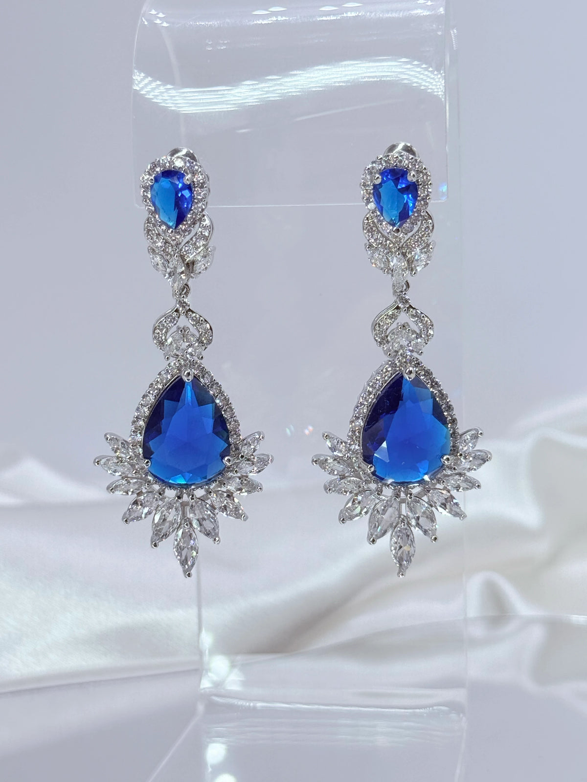 Aros doble gota zafiro con halo de circones