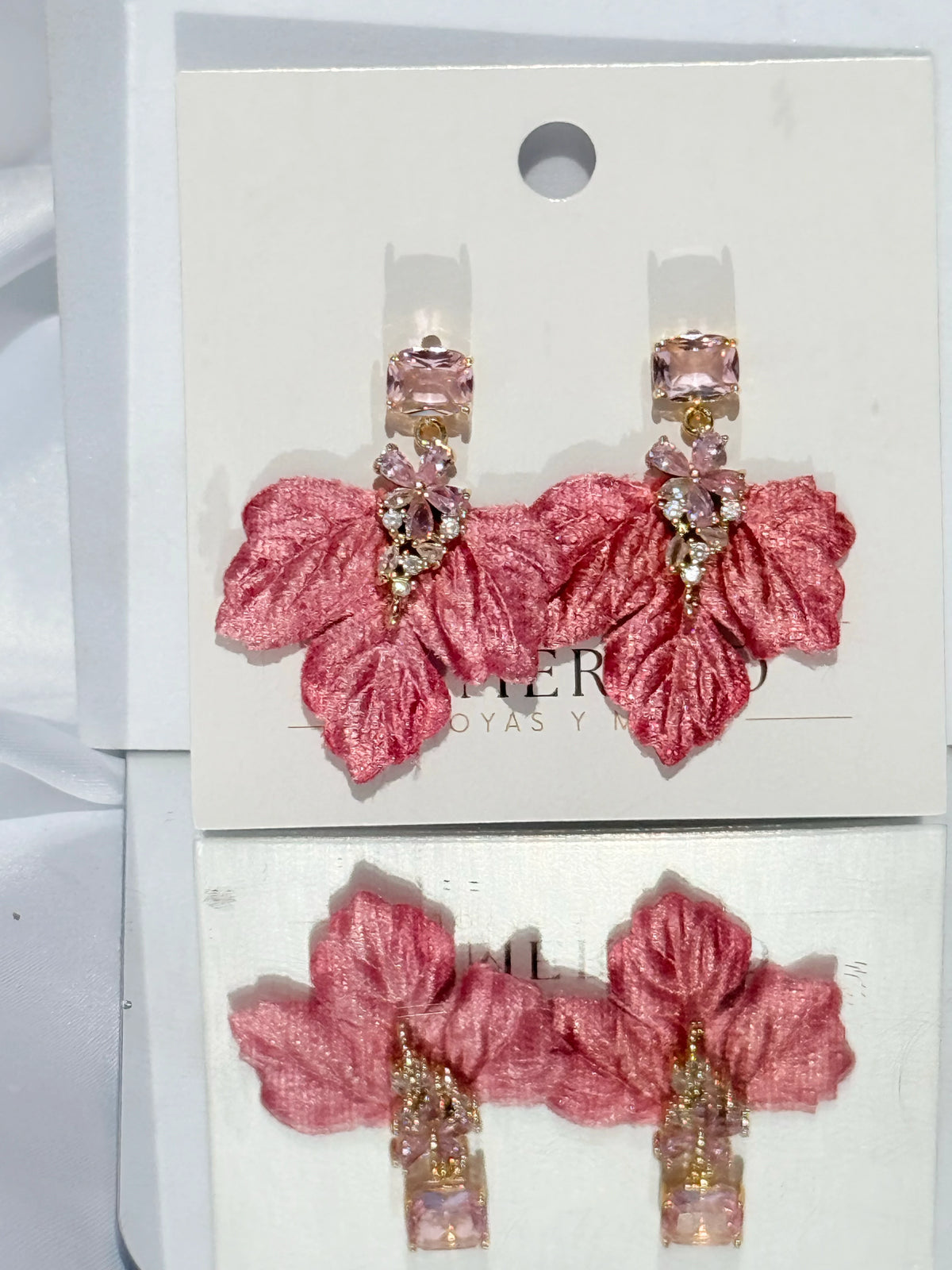 Aros hoja de terciopelo rosa con circones, grandes y livianos
