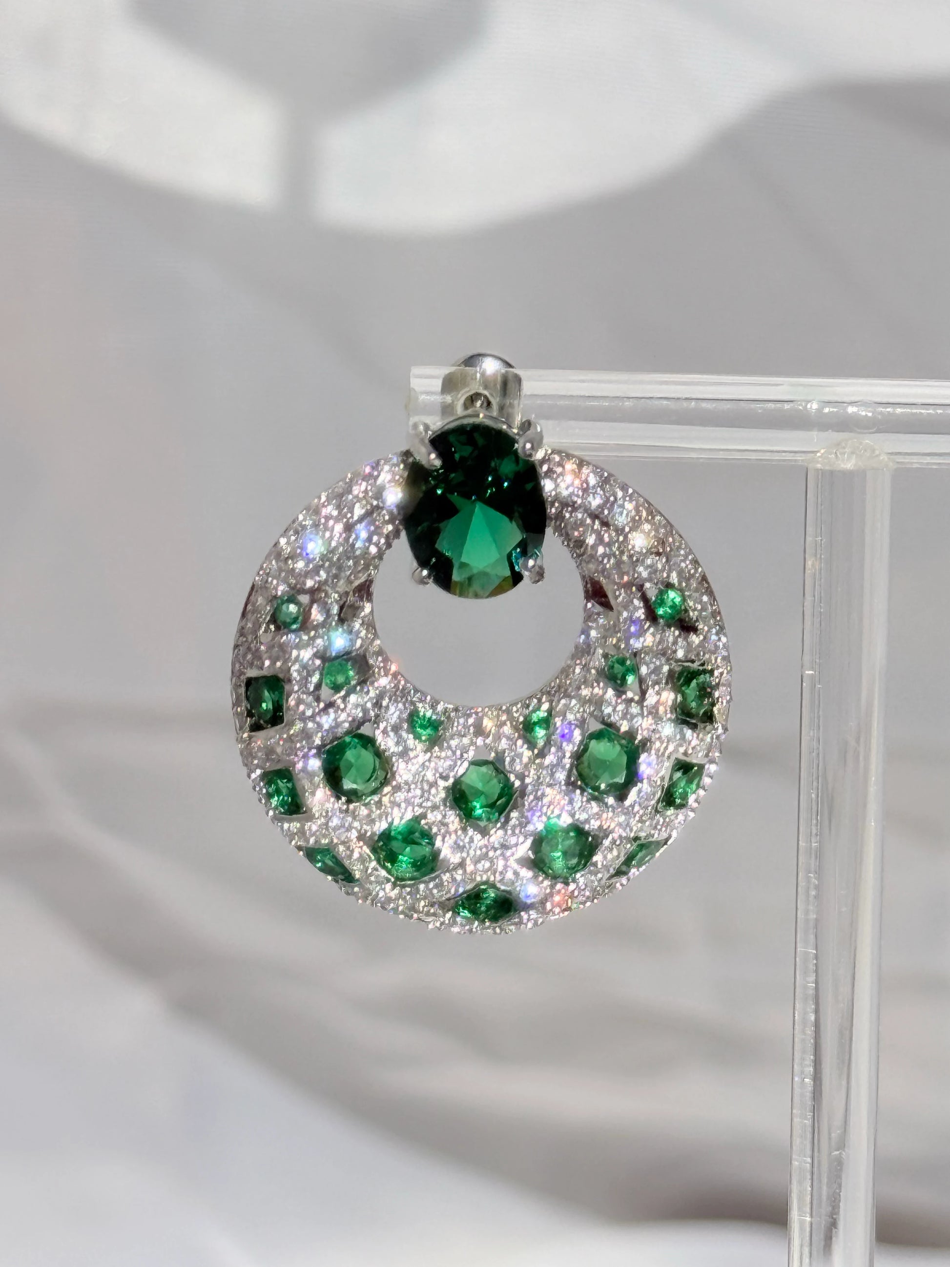Aros circones verde esmeralda y traslúcidos plata 925 bañado en rodio 