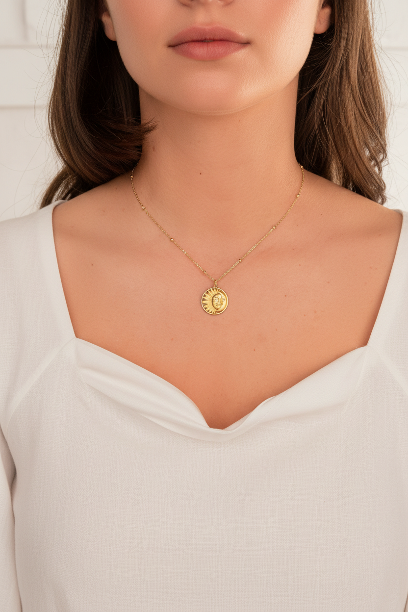 Mujer usando collar bañado en or de 18K con forma de sol y luna