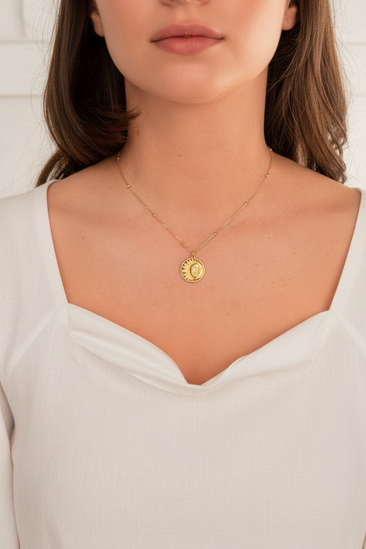 Mujer usando collar bañado en or de 18K con forma de sol y luna