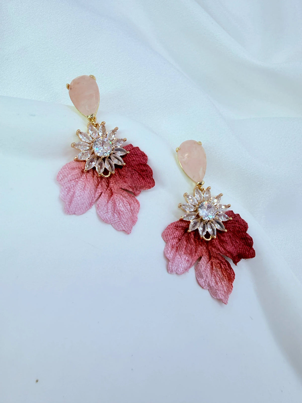 Aros hojas de terciopelo rosa con flor de circones y cuarzo rosa