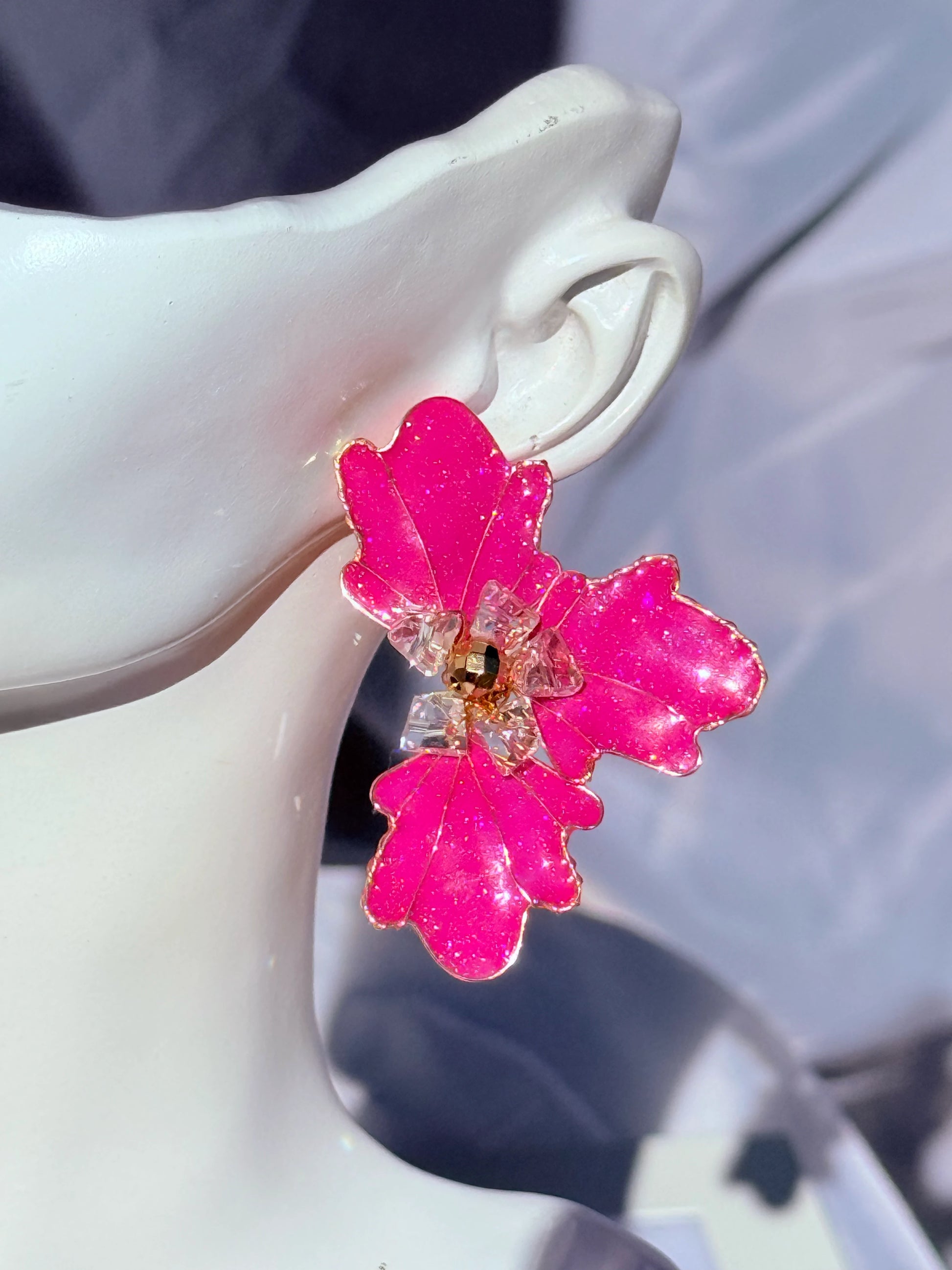 Aros Flor de cristal color fucsia con destellos