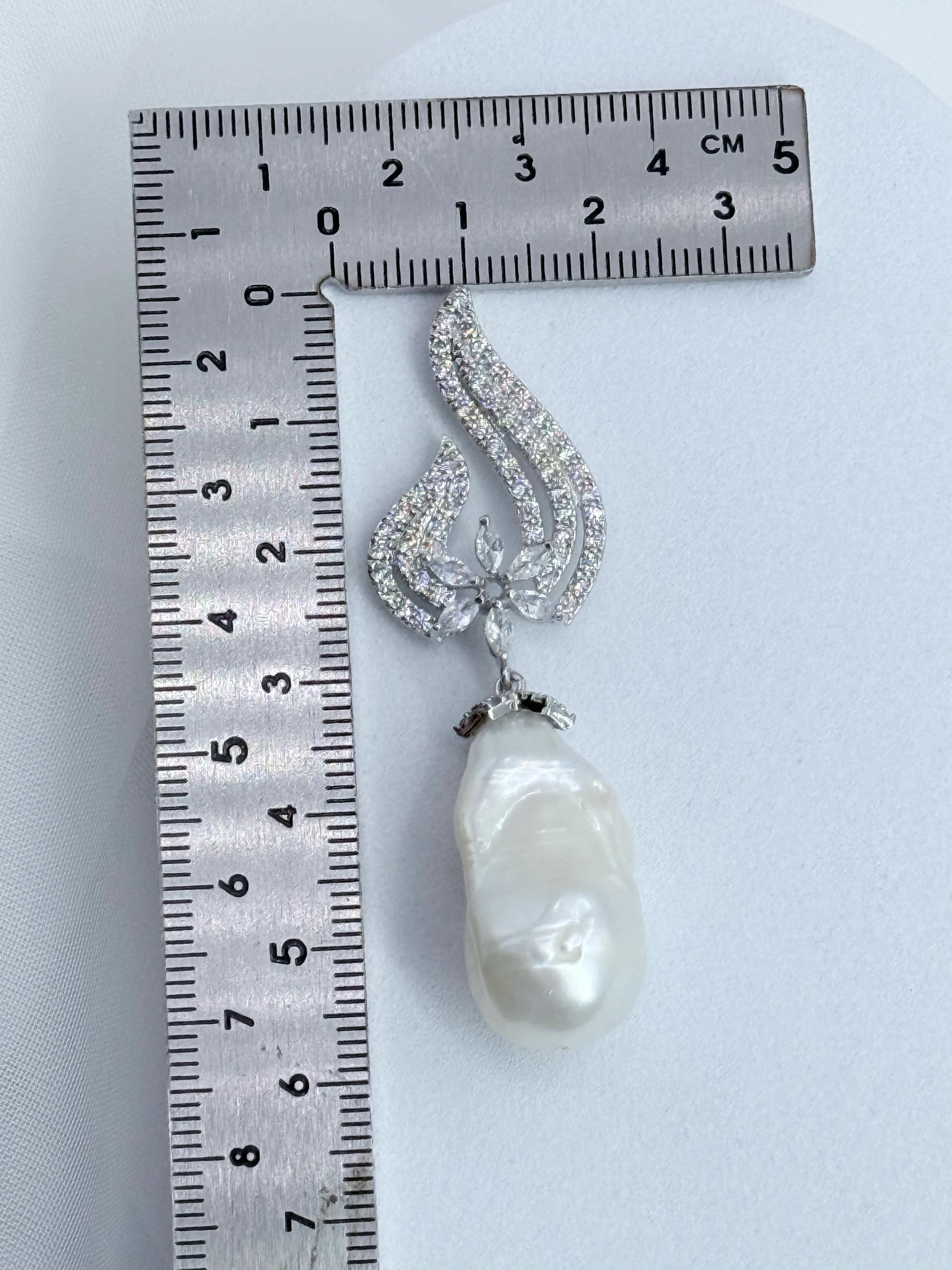 aros largos con circones y perla barroca natural