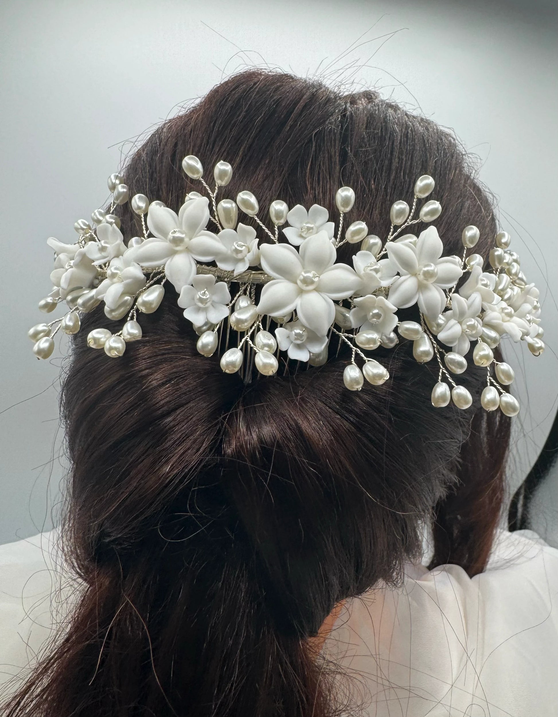 Tocado de novia de flores de porcelana y perlas 