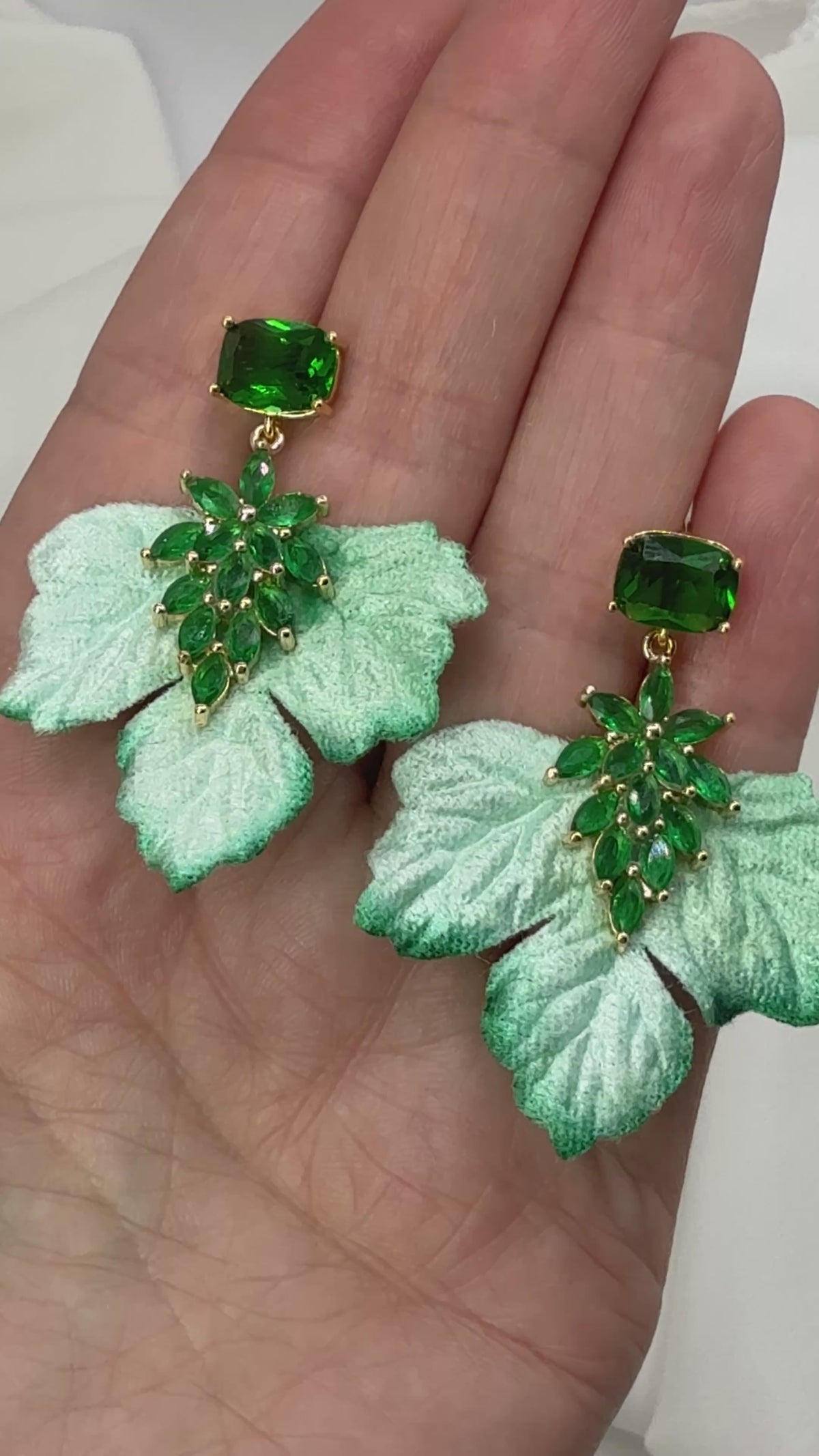 Aros Hoja de Terciopelo Verde Menta con Cristal Color Esmeralda