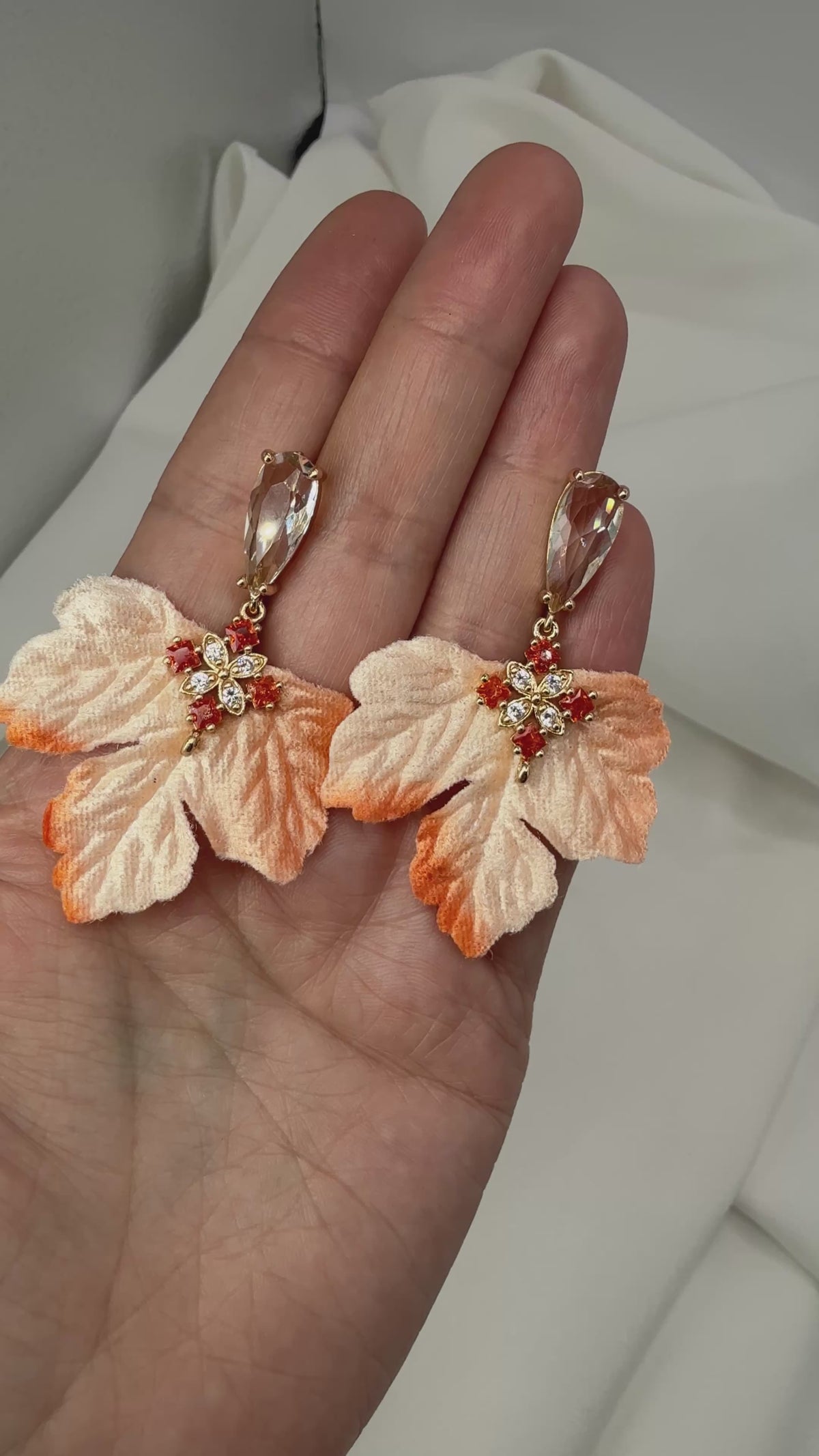 Aros Hoja de Terciopelo Durazno con Cruz de Circones