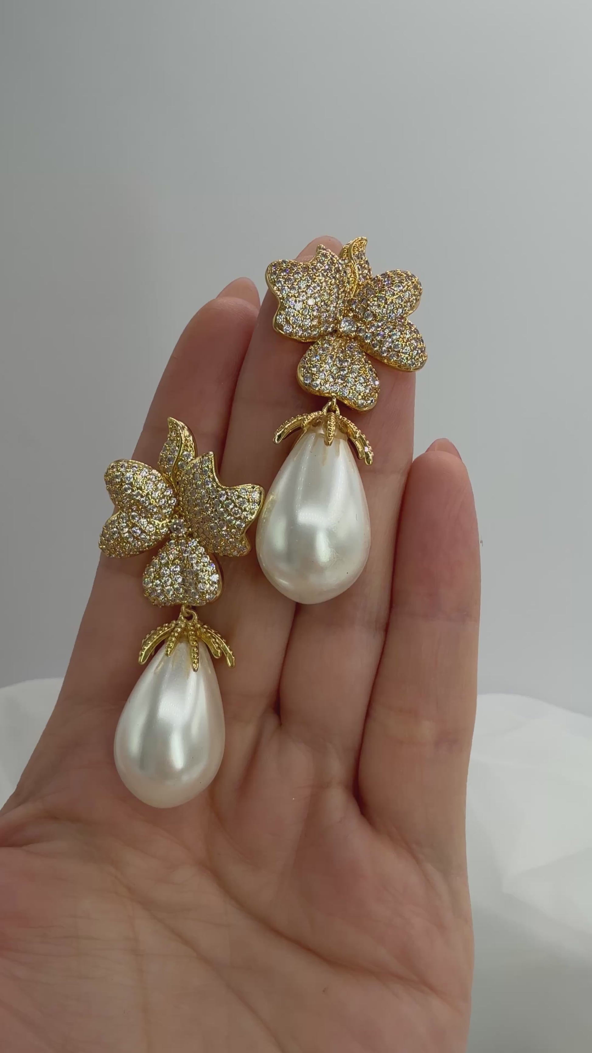 Aros de Perla y Circonitas - Flor de 3 pétalos