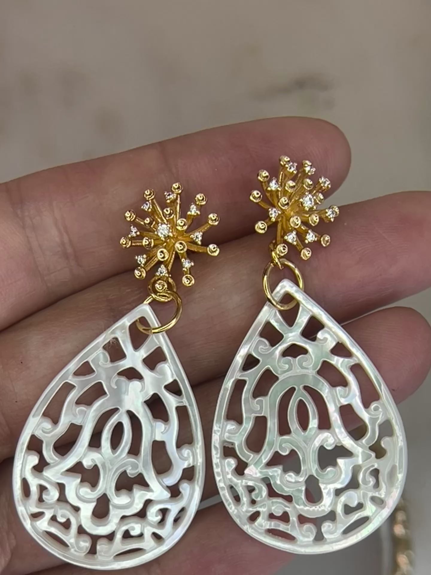 Aros Nácar Tallado - enchapado en 18K