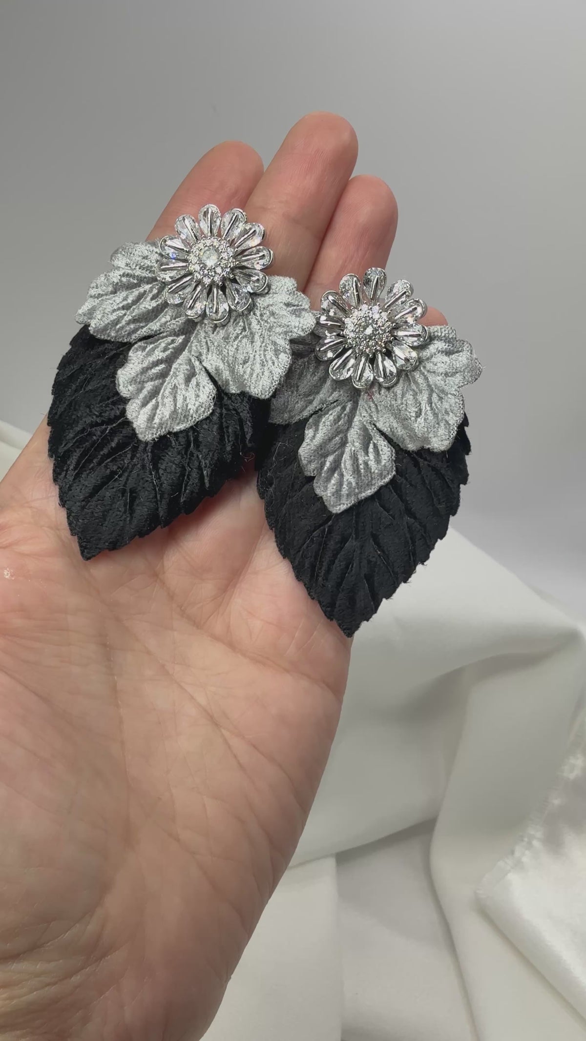 Aros Doble Hoja de Terciopelo Gris y Negro con Flor de Circones
