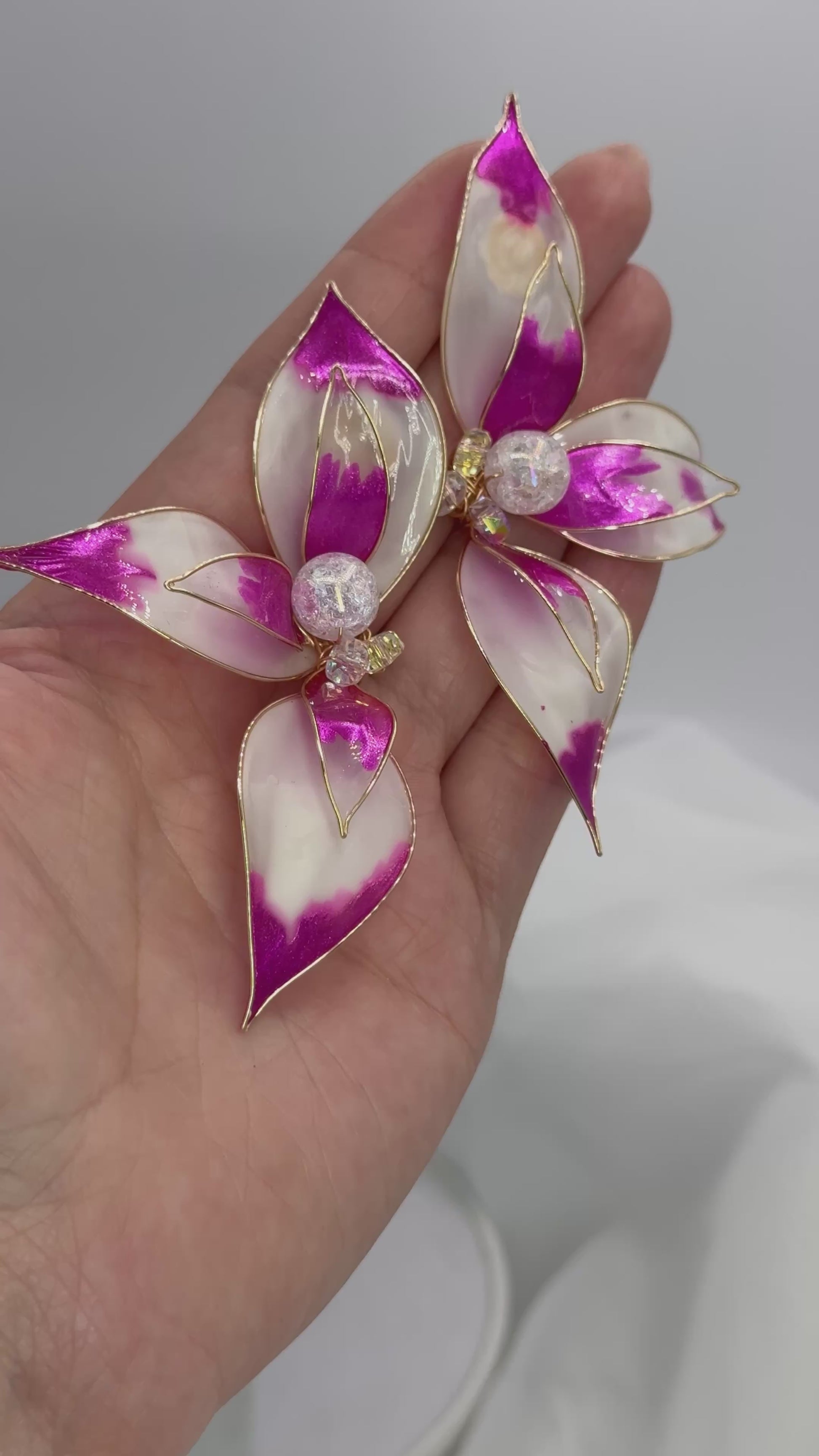Aros de Autor Flor de Cristal - blanco y fucsia metalizado