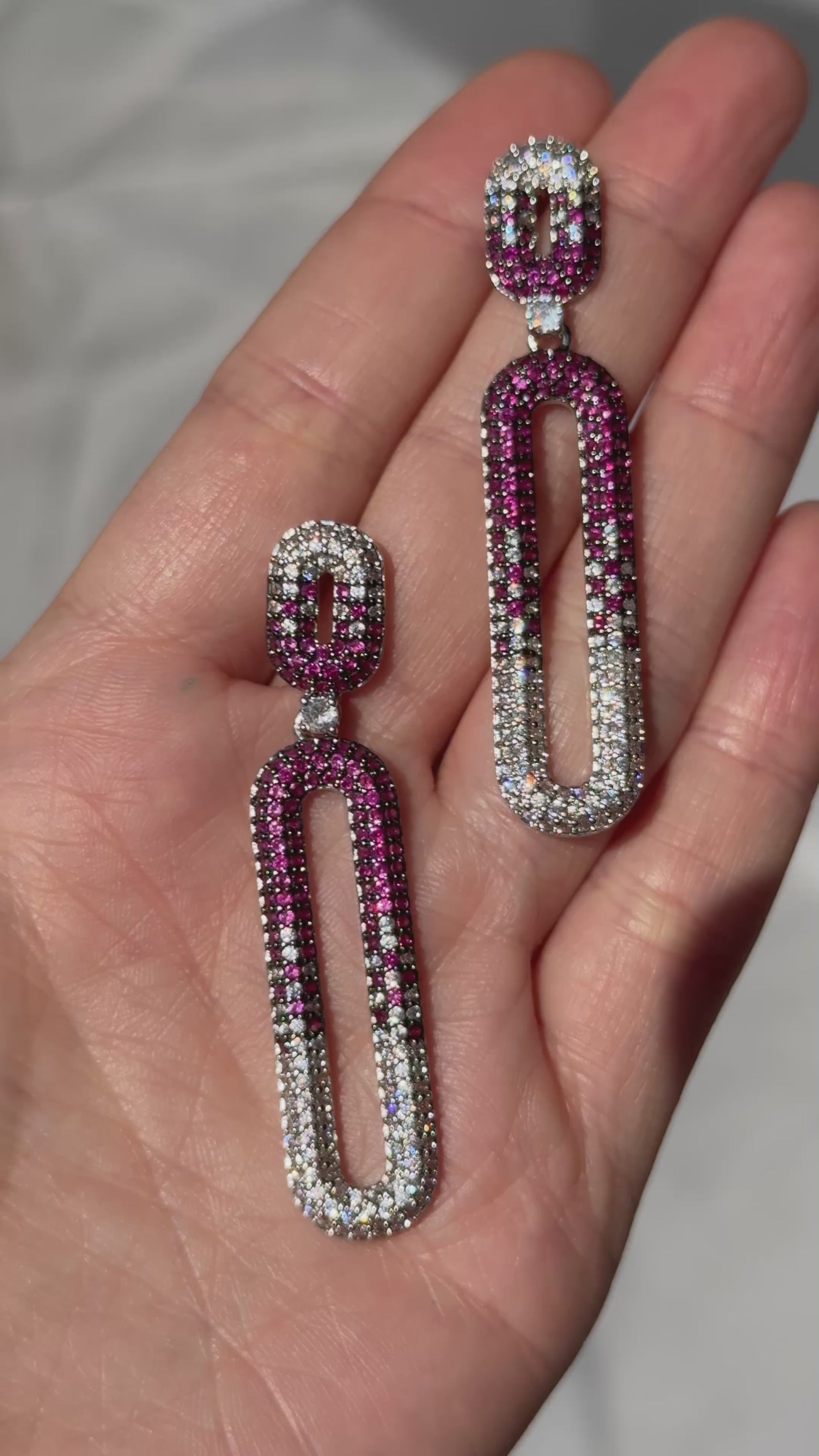 Aros Eslabón Oval Degradé Fucsia y Blanco en Metal Negro