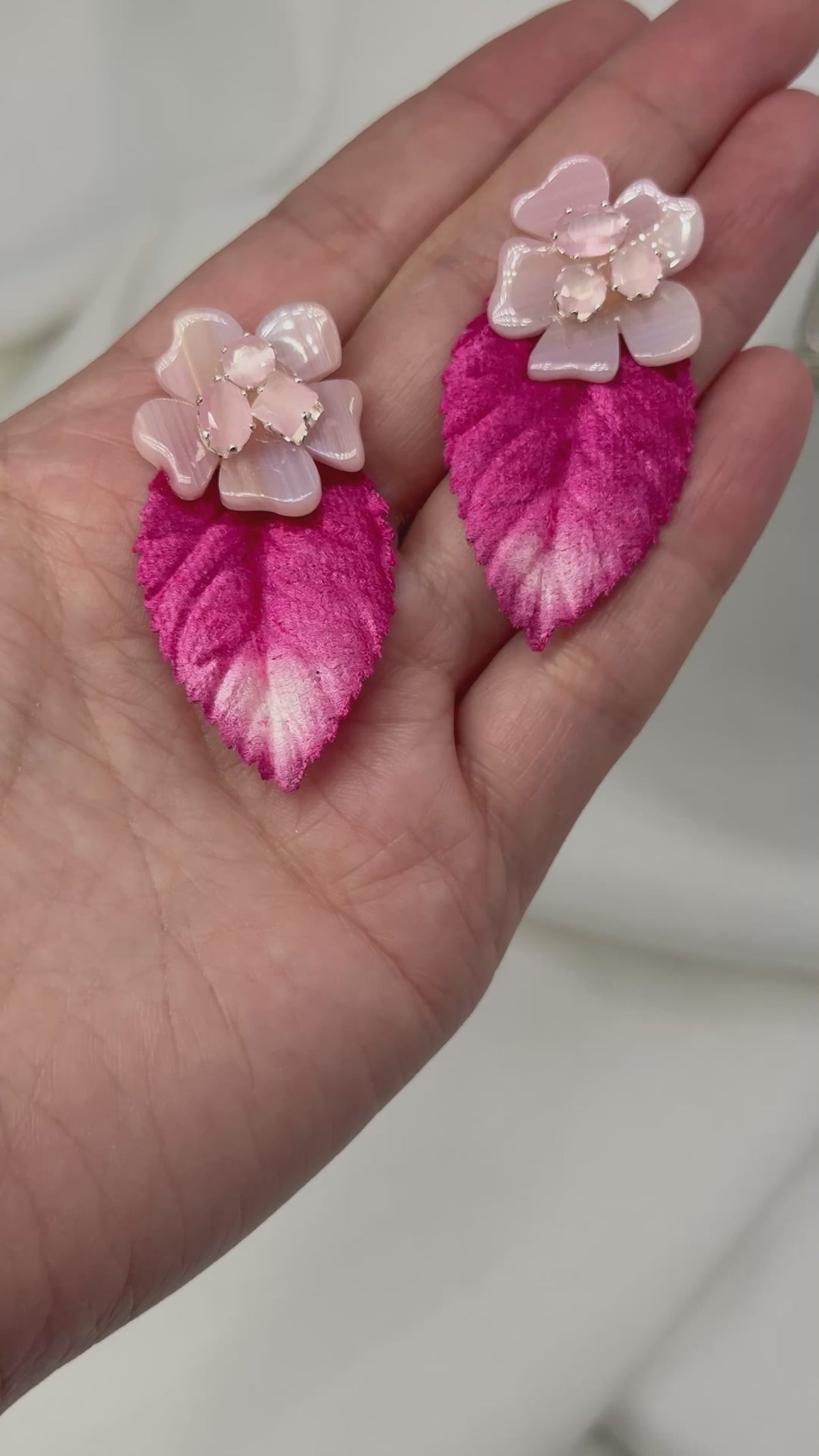 Aros Mini Hoja de Terciopelo Fucsia con Flor de Nácar