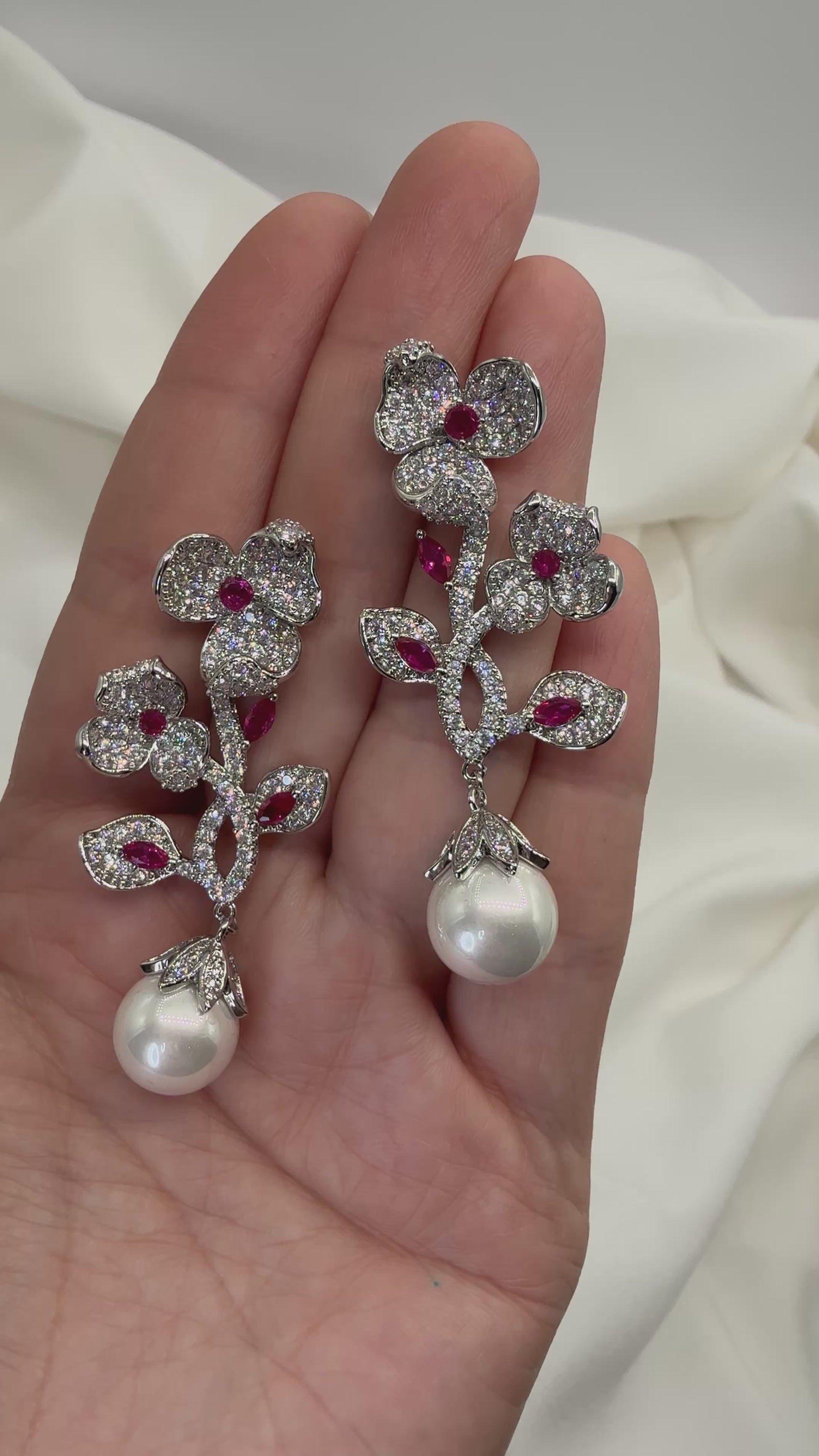 Aros Florales con Circones Traslúcidos y Fucsia en Plata 925 con Baño de Rodio