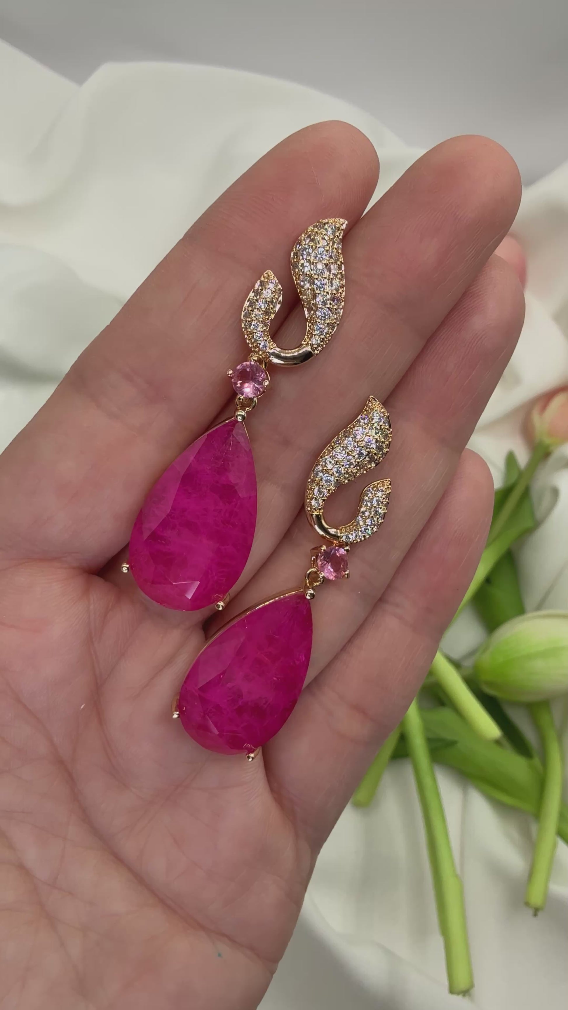 Aros base Circonitas y Lágrima Fucsia bañados en oro 18K