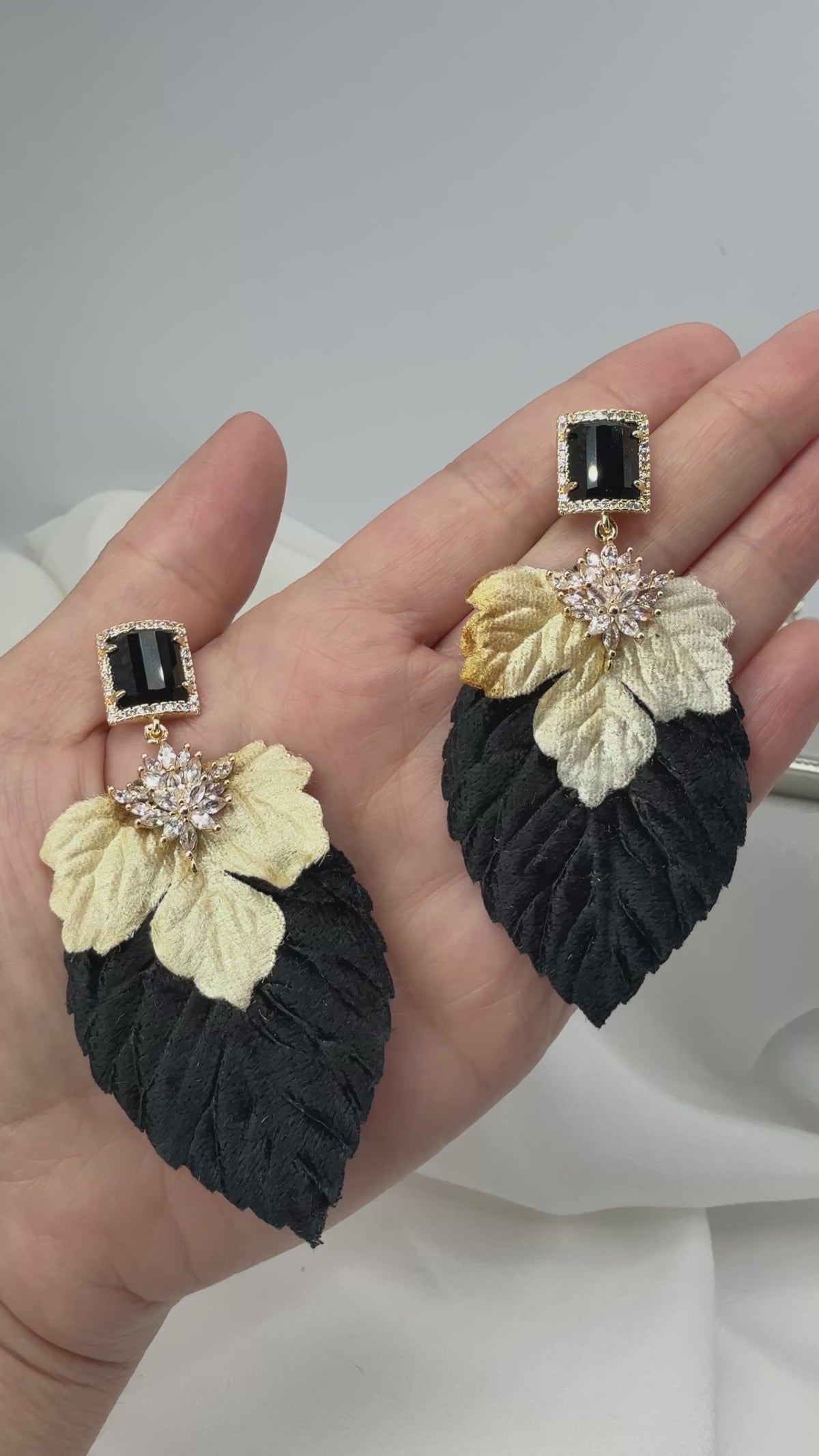 Aros Doble Hoja de Terciopelo Negro y Dorado